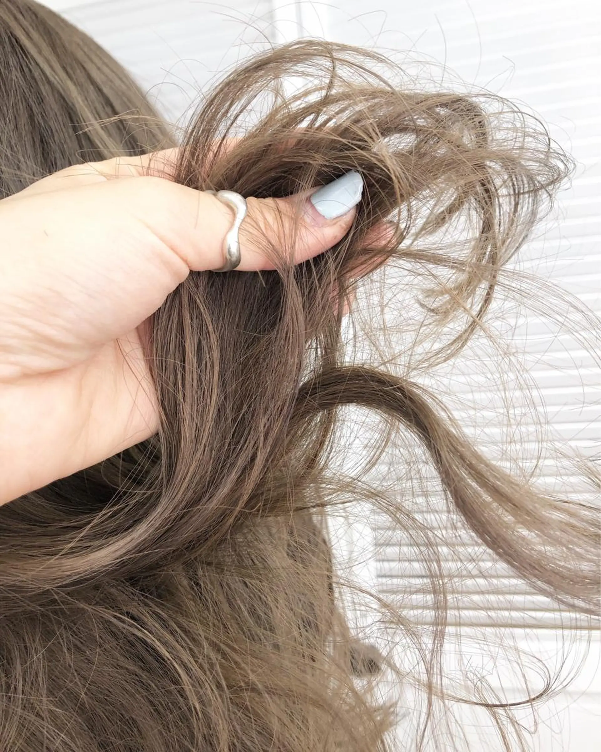 セミロング カラー グレージュ ハイトーンカラー ハイトーングレージュ ヘアカラー トリートメント ブリーチカラーレイヤ ーカット🦋annaのヘアスタイル