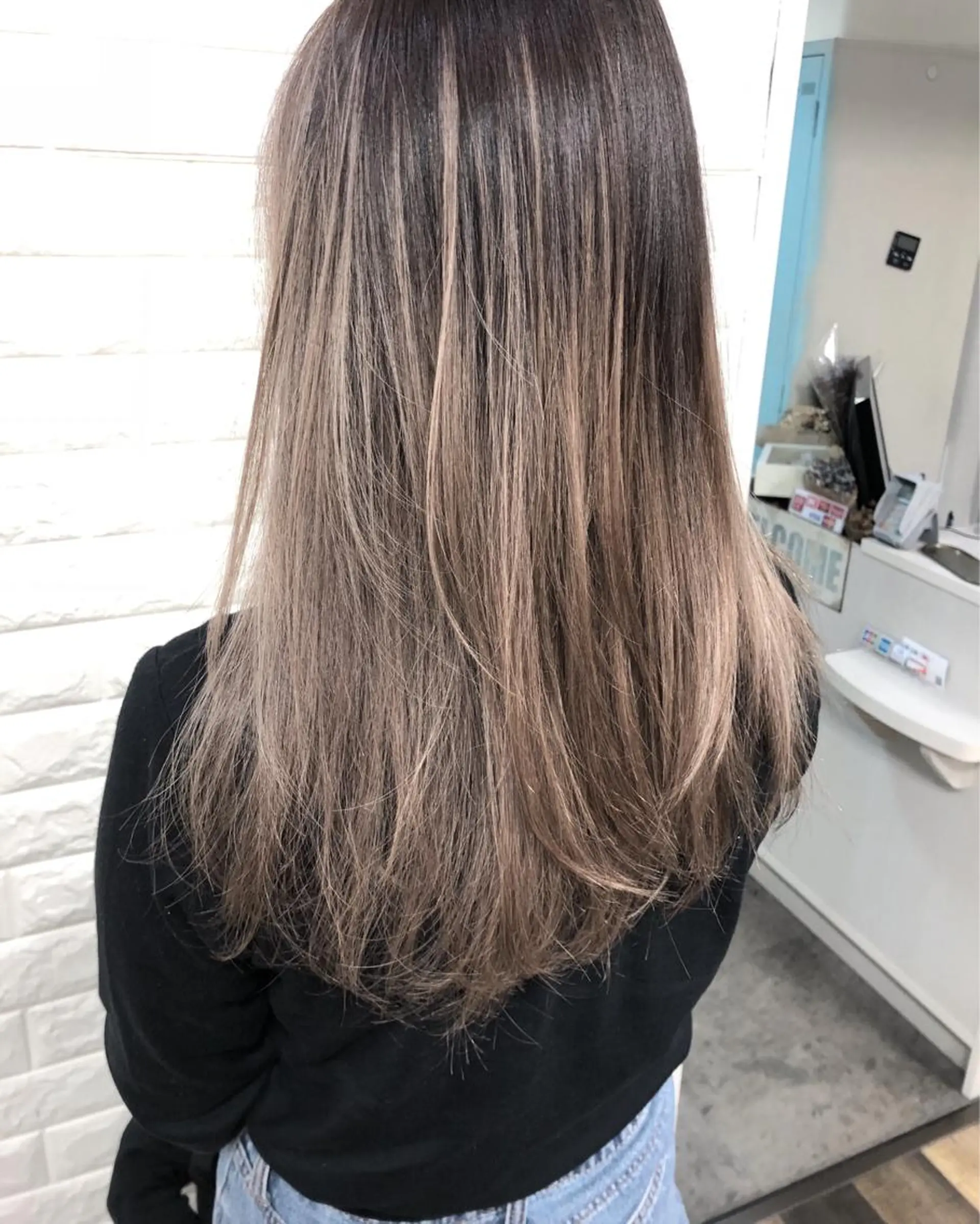 セミロング カラー バレイヤージュ ブリーチ ケアブリーチ レイヤーカット ヘアカラー トリートメント famille所属・famille ファミーユのヘアスタイル