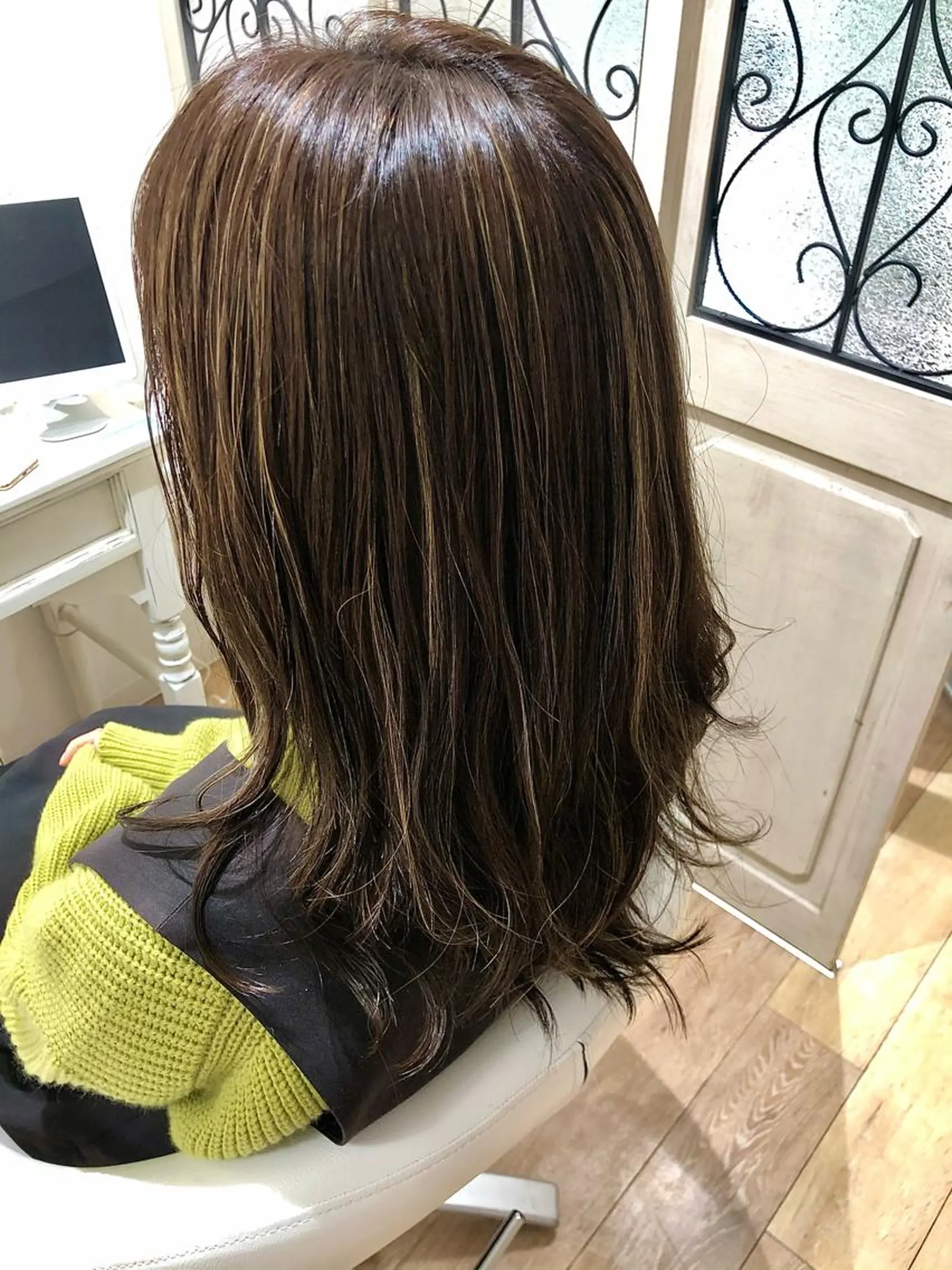 セミロング カット ヘアカラー トリートメント ブリーチ無し白髪ぼか し/艶髪/津嘉山のヘアスタイル