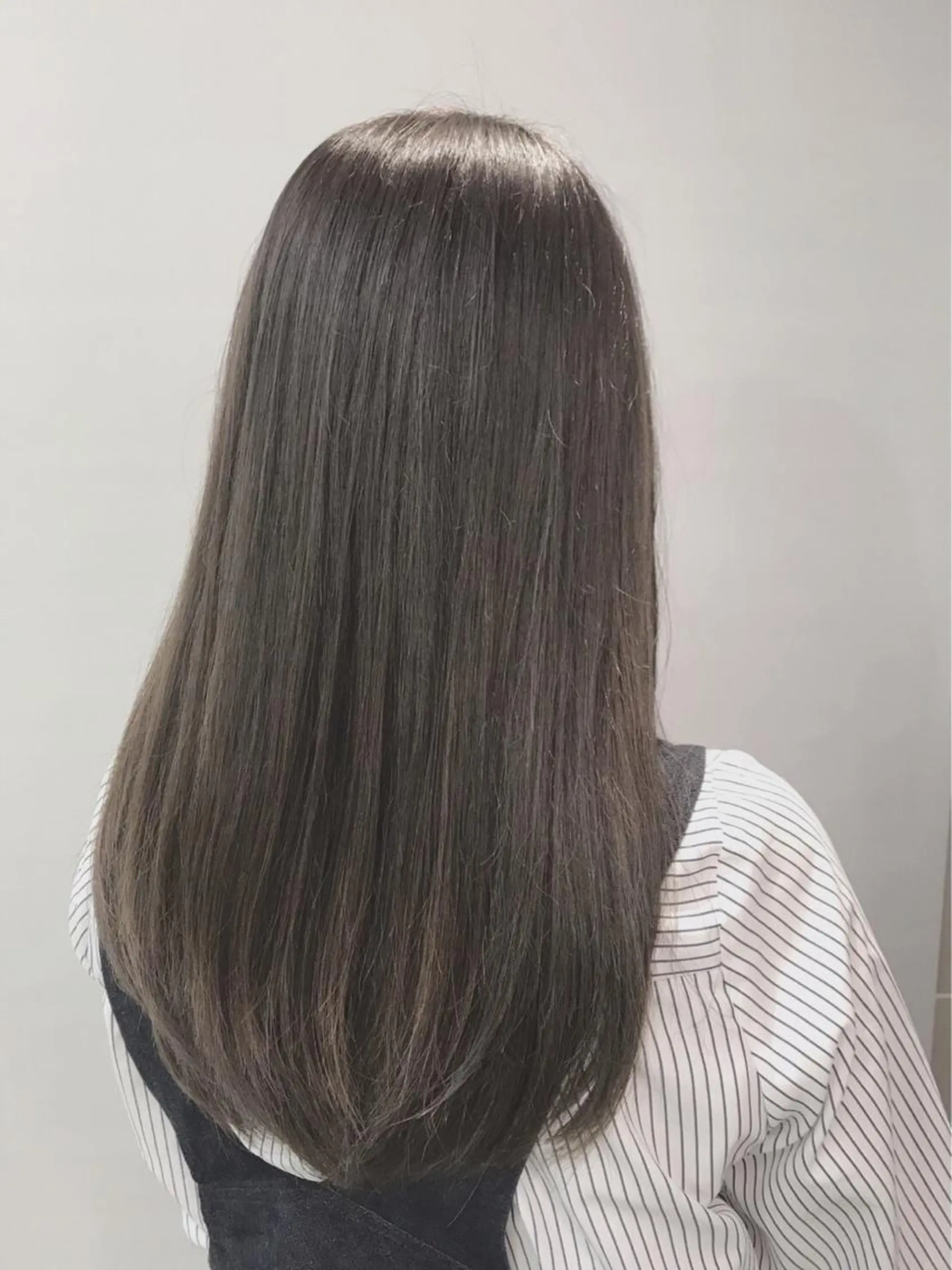 ロング カラー アッシュ ベージュカラー カット 縮毛矯正 トリートメント ぱつっとボブ/ 小野あかねのヘアスタイル