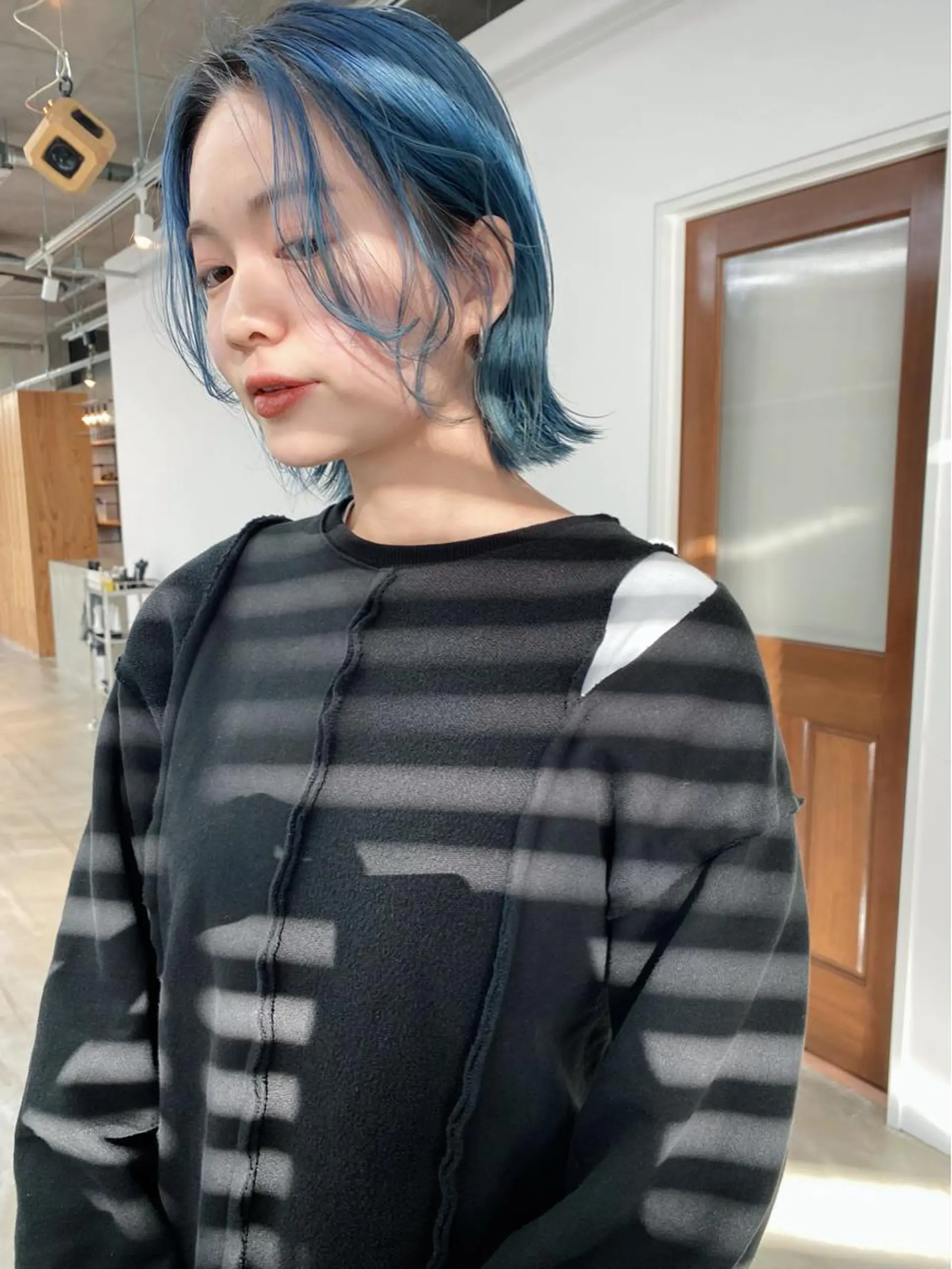 ミディアム カラー ヘアアレンジ ブリーチ ブルーカラー son hair HIROEのヘアスタイル