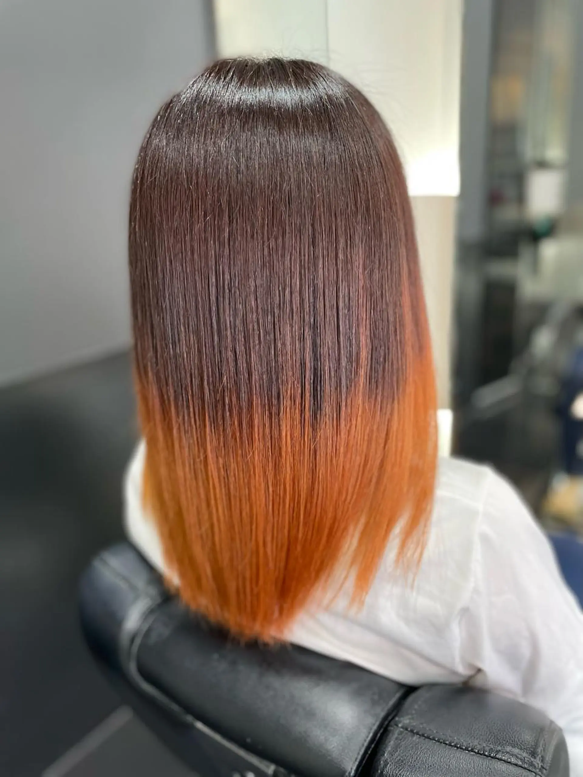 セミロング カラー グラデーションカラー オレンジ 嶌田 沙紀のヘアスタイル