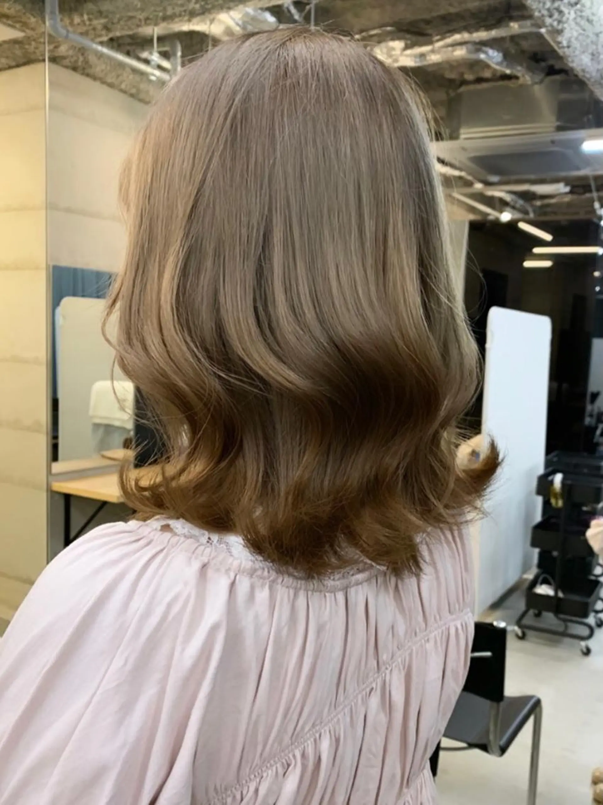 ミディアム カラー イヤリングカラー グレージュ インナーカラー くびれヘア 髪質改善 カット ヘアカラー トリートメント ヘッドスパ ヘアセット 透明感/オリーブ/ グレージュ/YUKAのヘアスタイル