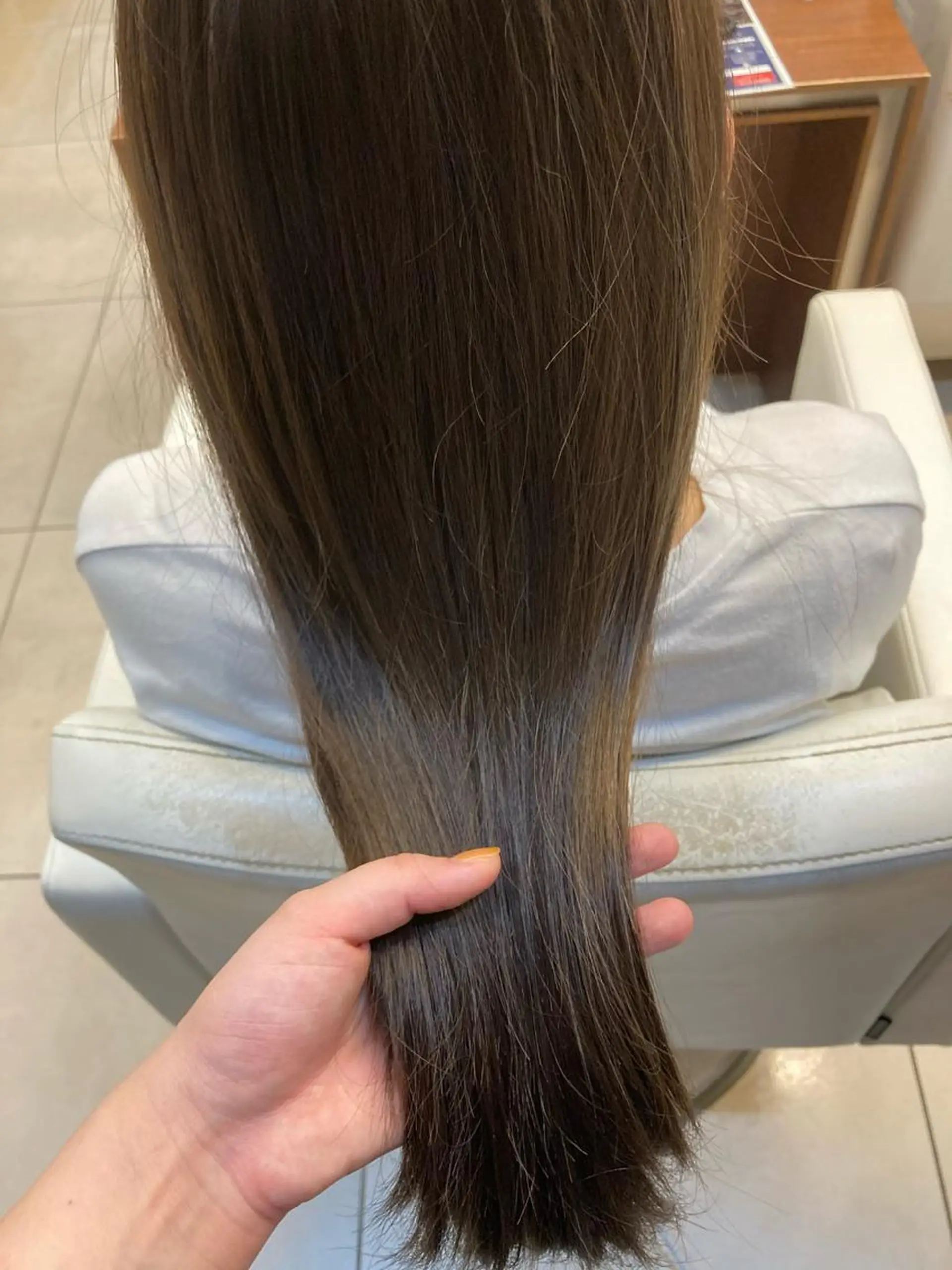 セミロング カラー 岸田 莉奈のヘアスタイル