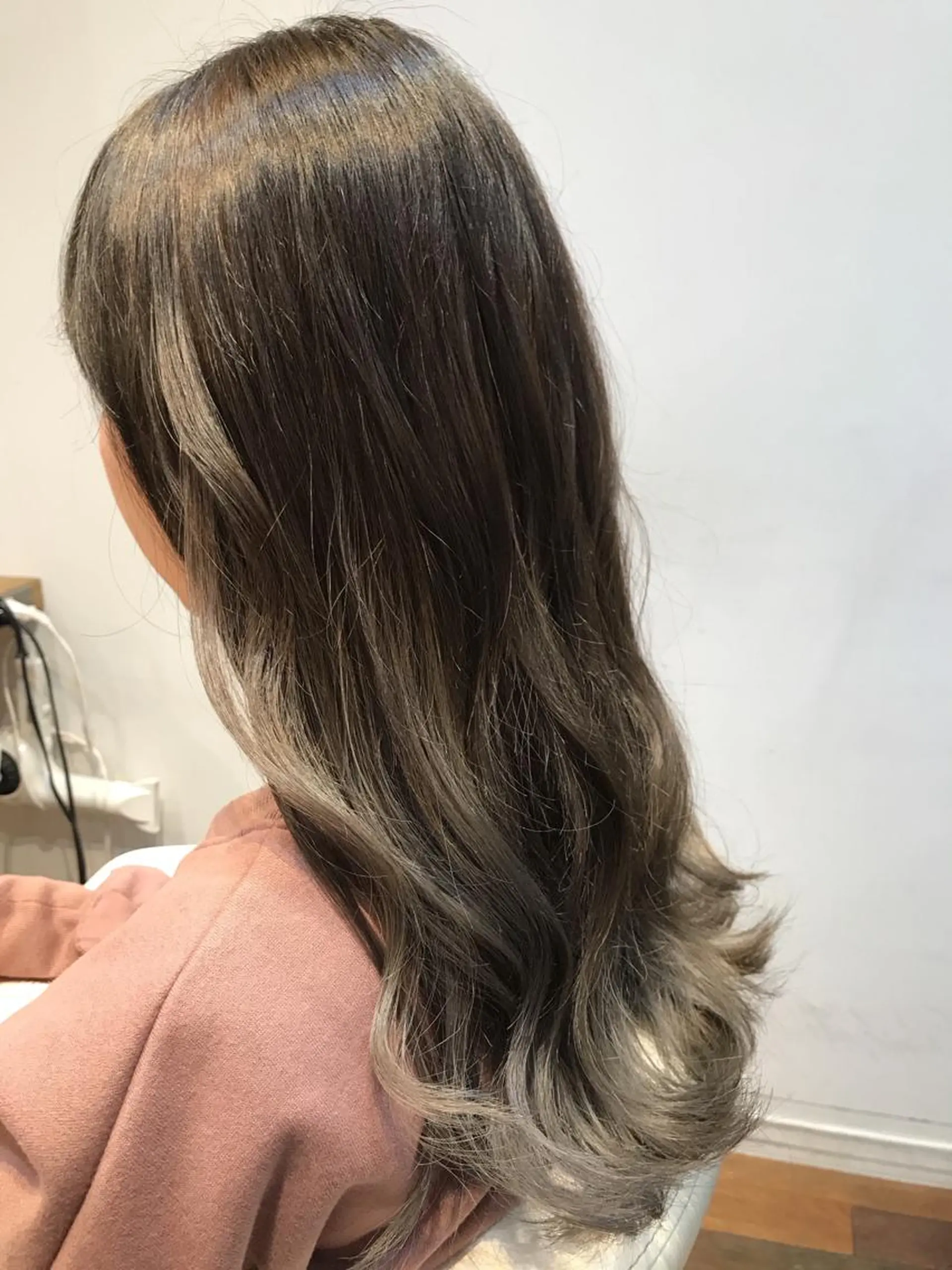 ロング カラー アッシュ グラデーションカラー シルバー シルバーアッシュ ヒロミ/アレンジ/ アンニュイ/透け感のヘアスタイル