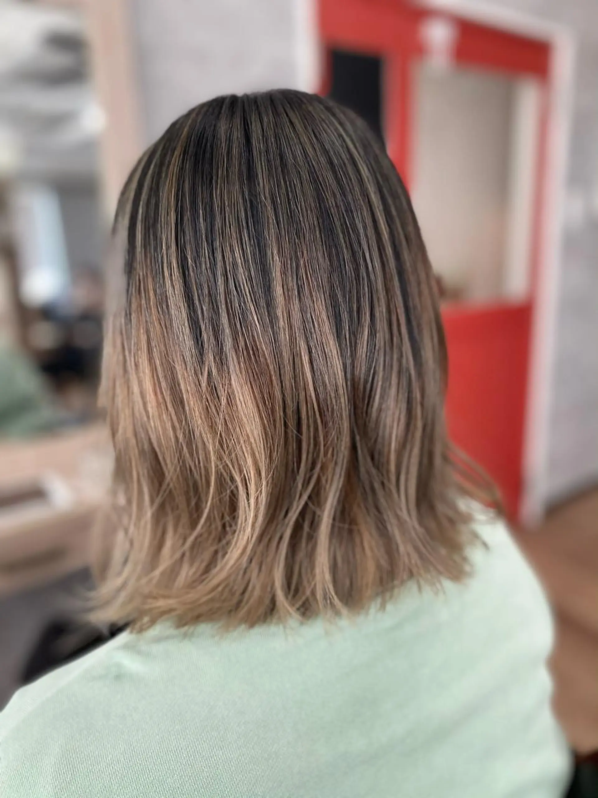 セミロング レイヤーカット _White所属・ＳＨＩ ＺＵのヘアスタイル