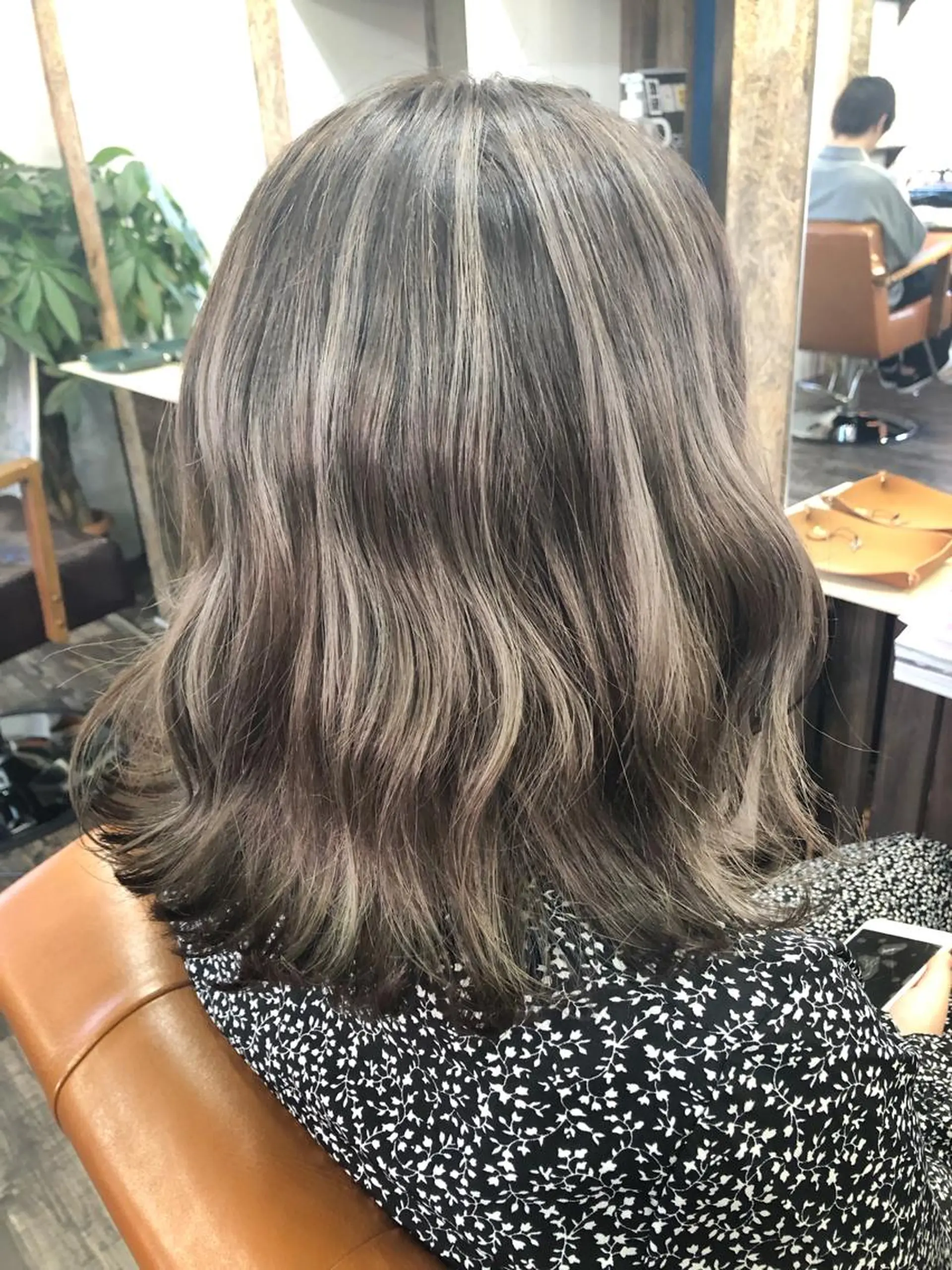 ミディアム カラー グレージュ ハイライトカラー ハイライト 女性リピ90%🍨 🩷佐藤みずきのヘアスタイル