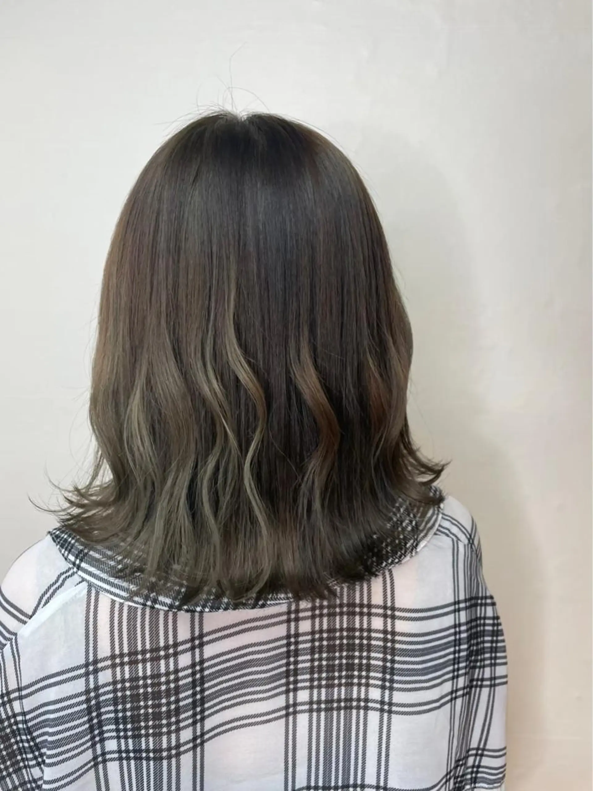 ミディアム カラー ベージュカラー オリーブベージュ 💐レイヤー/透明感 カラー💐智口彩香のヘアスタイル