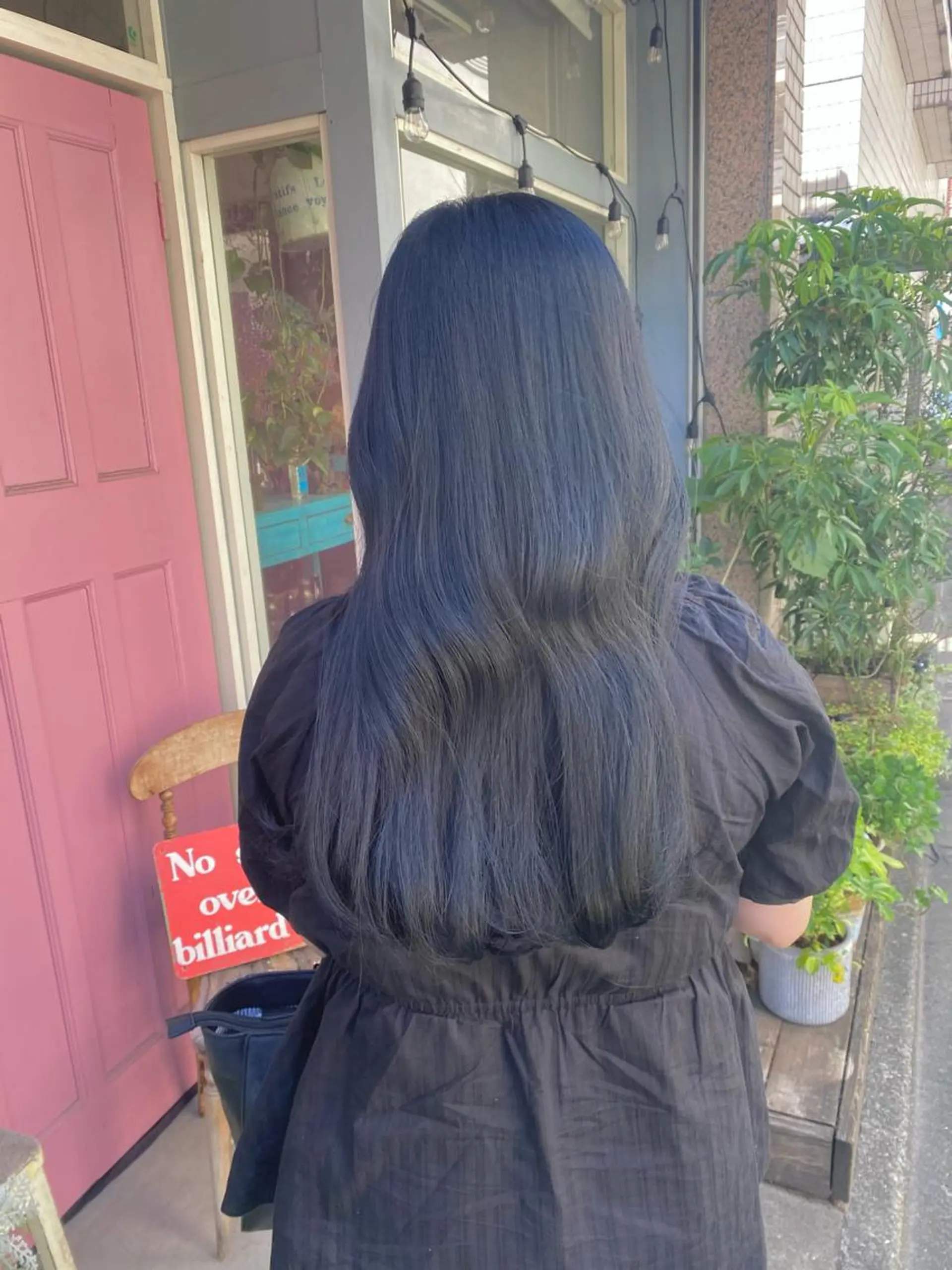 ミディアム カラー 黒髪 ブルーカラー ブルーブラック ヤスザトアヤノ ／レイヤー／オリーブのヘアスタイル