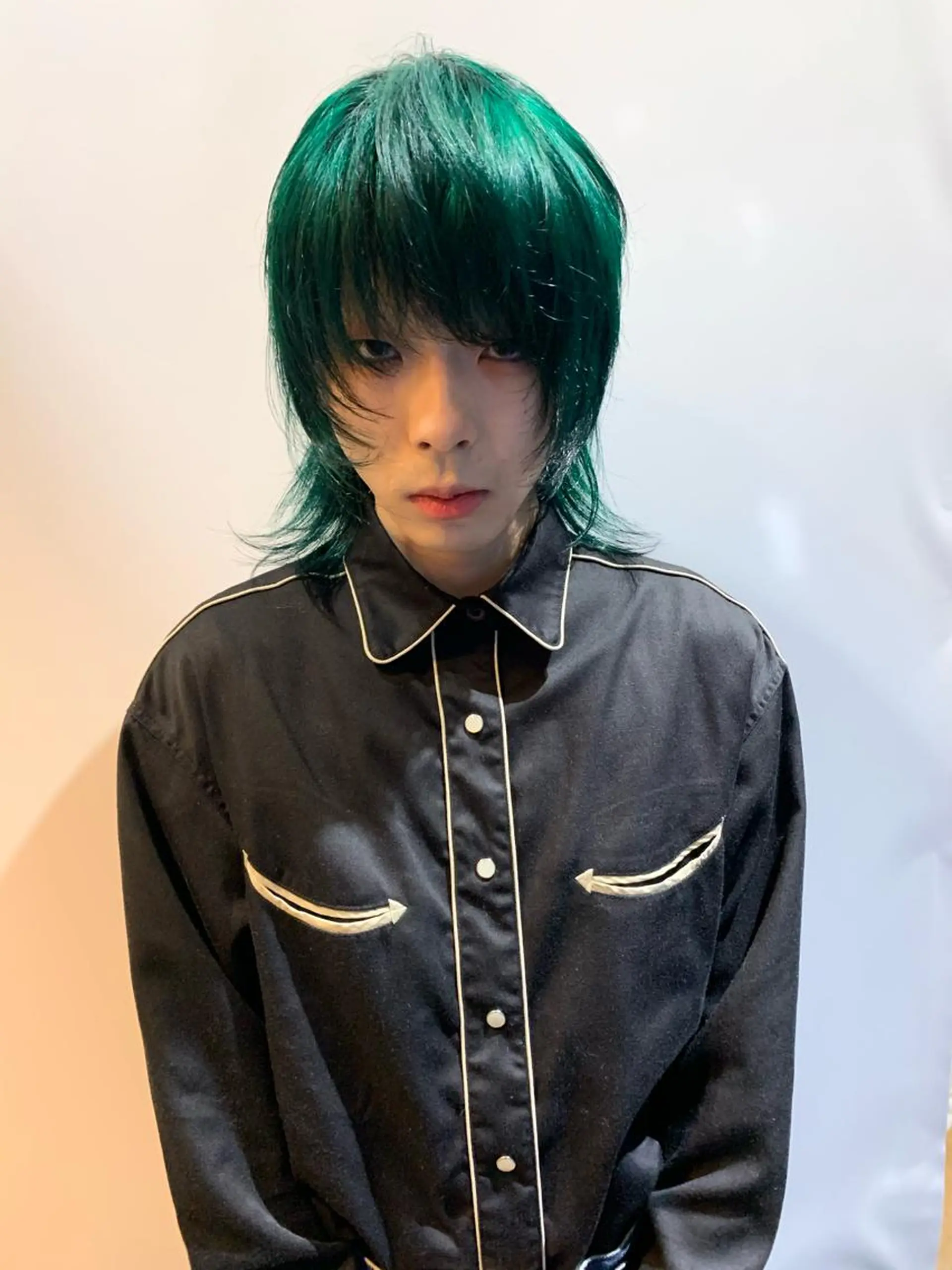 ミディアム メンズ メンズハイトーン メンズウルフカット ウルフカット カット ヘアカラー FLOWERS所属・ウルフ、レイヤー 、メンズカットSHOのヘアスタイル