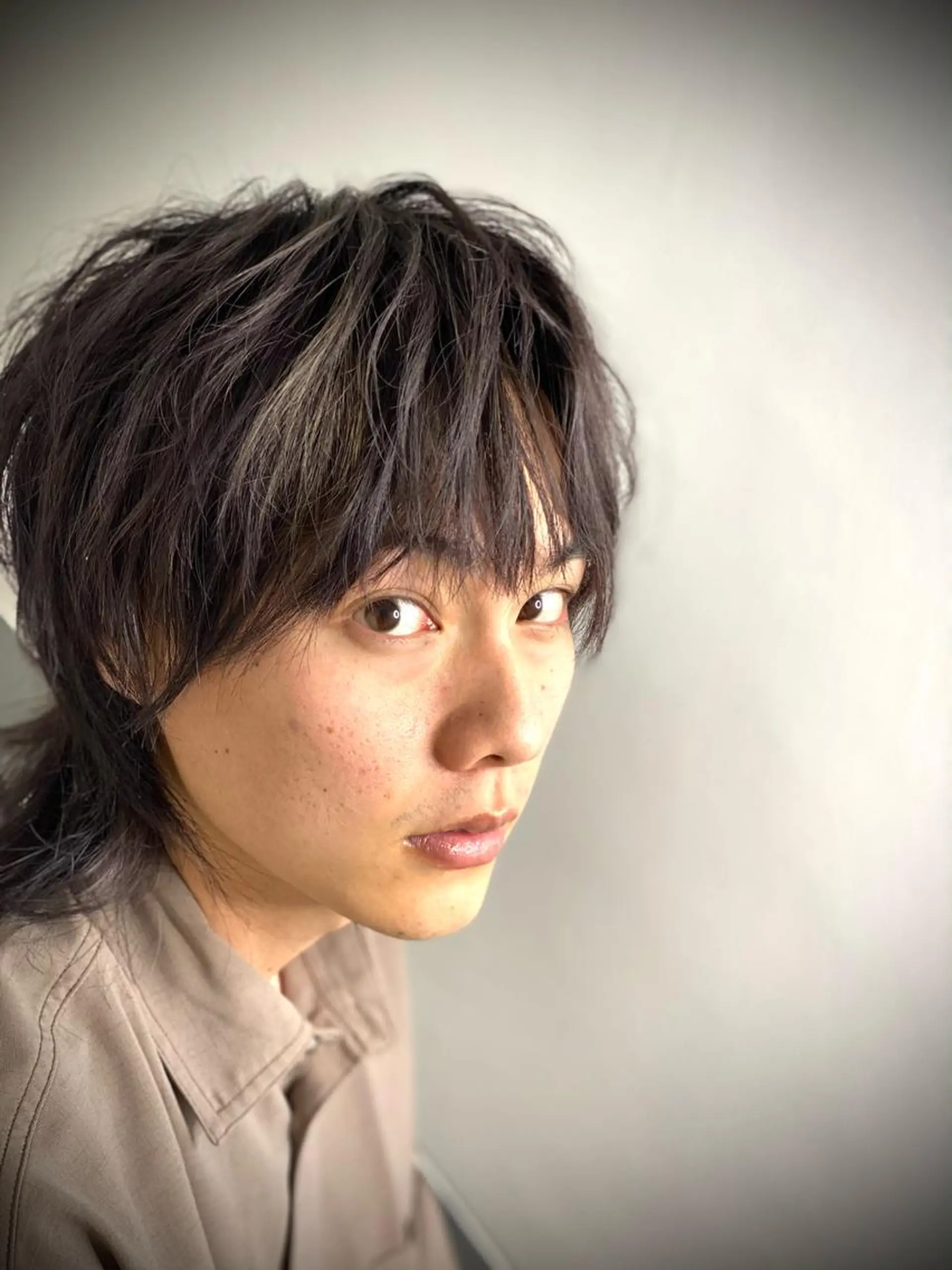 セミロング カラー メンズ ヒロ銀座ヘアーサロン BARBER SHOP川崎店所属・岡本 宗士のヘアスタイル