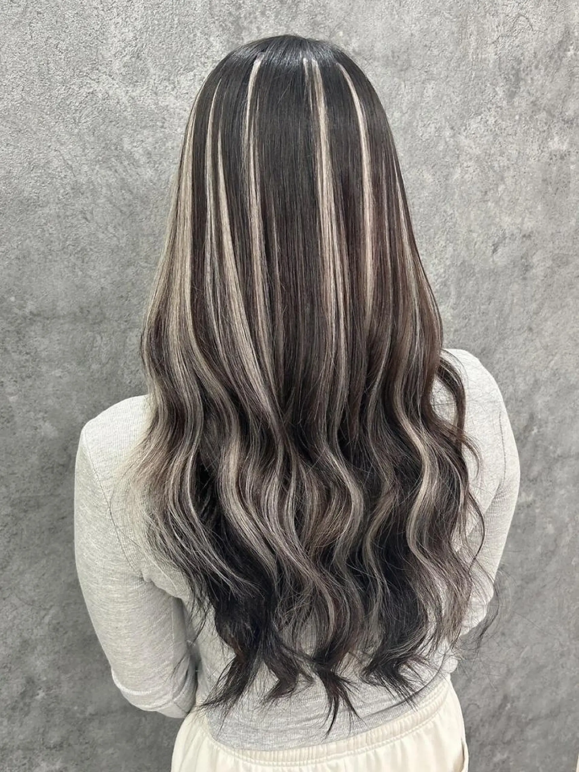 ロング カラー シールエクステ バレイヤージュ ベージュカラー 黒髪 ブリーチ カット ヘアカラー エクステ M. KURUMIのヘアスタイル