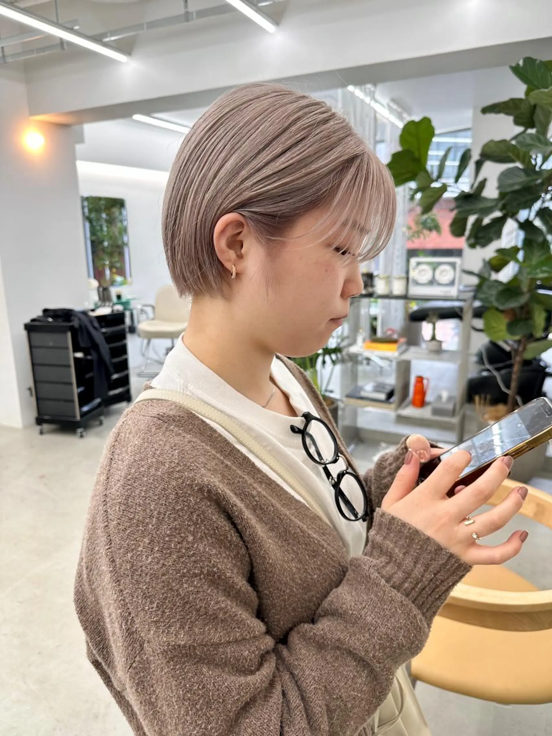 ショート カラー ベージュカラー ブリーチ ケアブリーチ ペールベージュ ヘアカラー トリートメント ボブ/レイヤー/ケア パーマ/リュウタのヘアスタイル