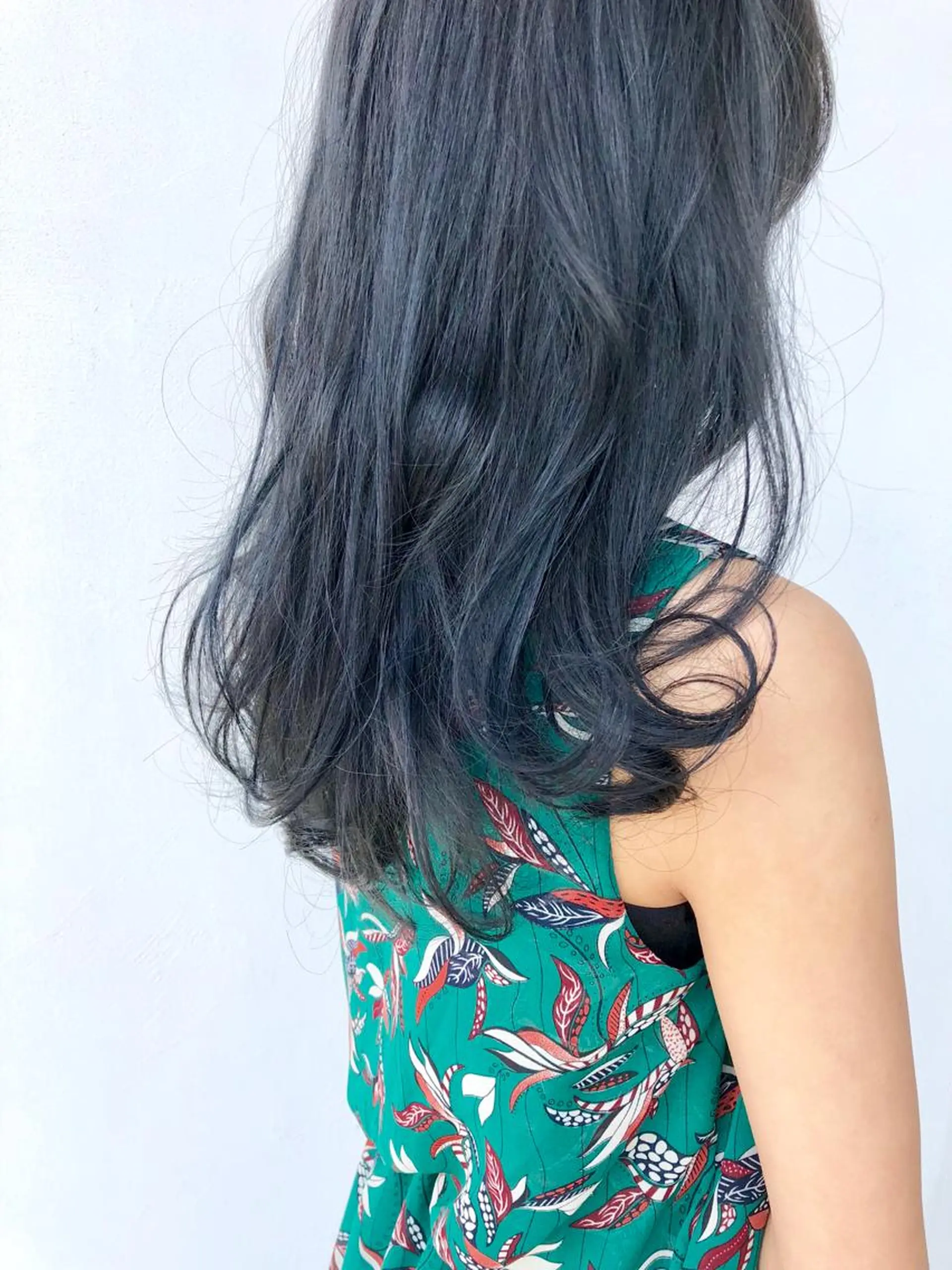 セミロング カラー ブルーカラー ブルージュ 岩田 萌那のヘアスタイル