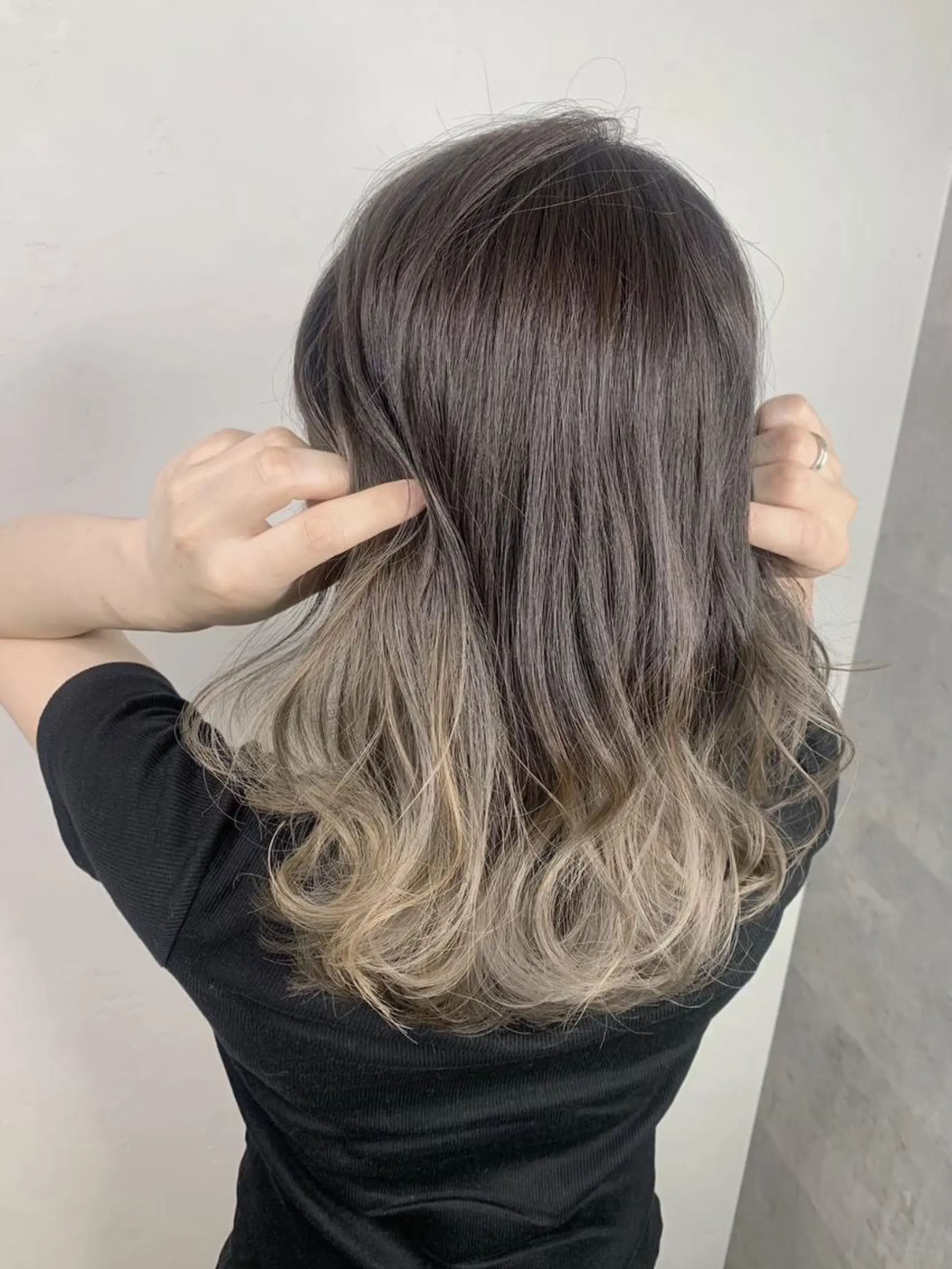 ミディアム ボブ 斜めバング 外国人風カラー 伸ばしかけ ハイライト ＿WHITE鳳店 アンダーバーホワイトのヘアスタイル