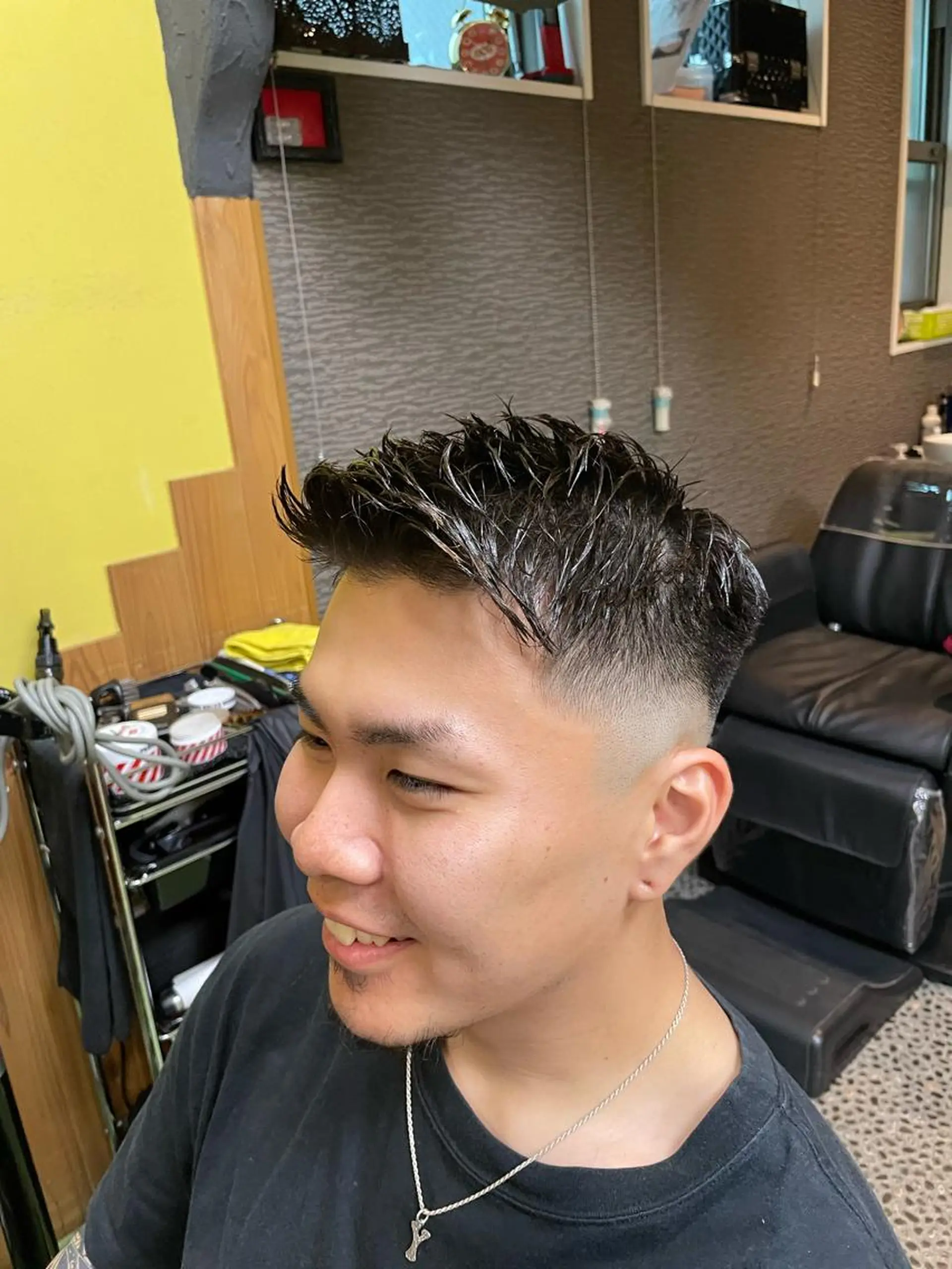 ショート メンズ フェードカット カット デザインカラー🏝️ 須賀汐音のヘアスタイル