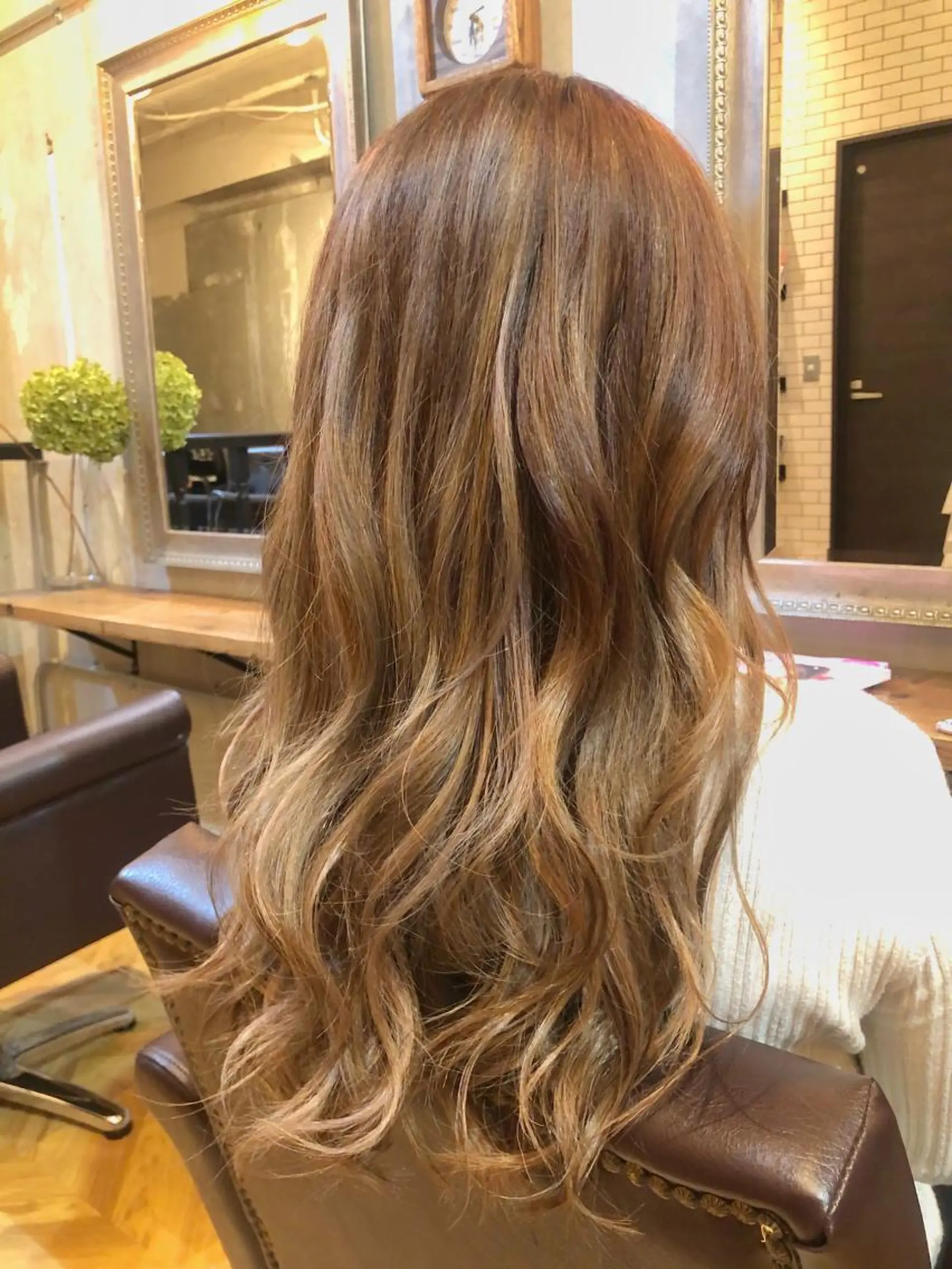 ロング カラー シールエクステ ミストバング ベージュカラー ブリーチ ブラウンカラー エクステ指名No.1 【店長】橘田のヘアスタイル