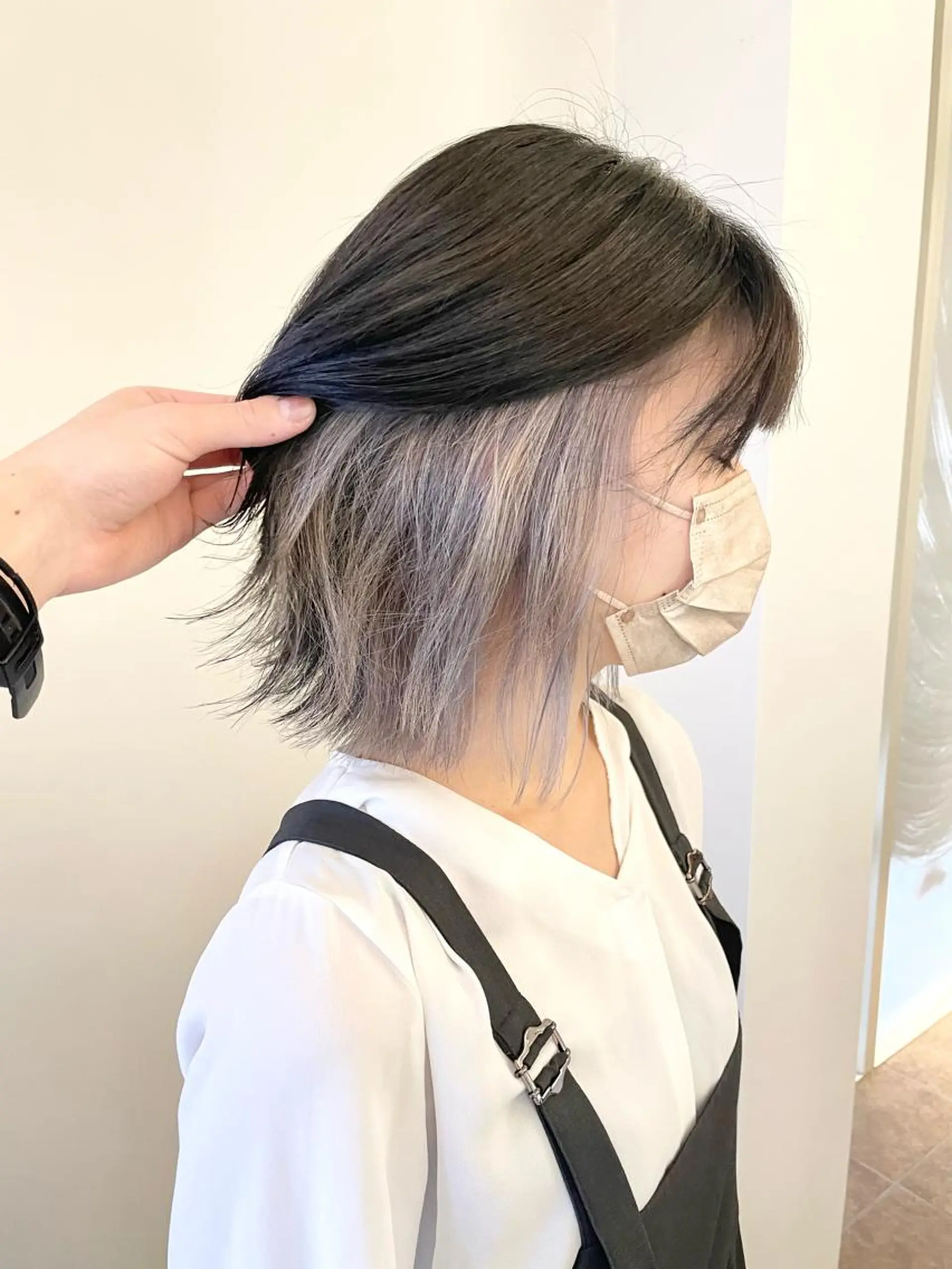 ミディアム カラー インナーカラー シルバー ホワイトシルバー カット ヘアカラー トリートメント ダメージレスブリーチ HIROSHIのヘアスタイル