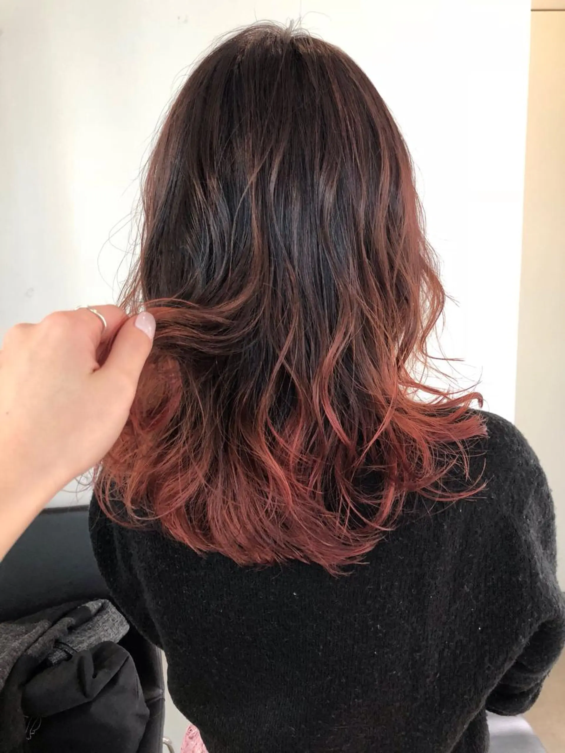 セミロング カラー グラデーションカラー ピンクカラー レッドカラー 榎園 由美のヘアスタイル