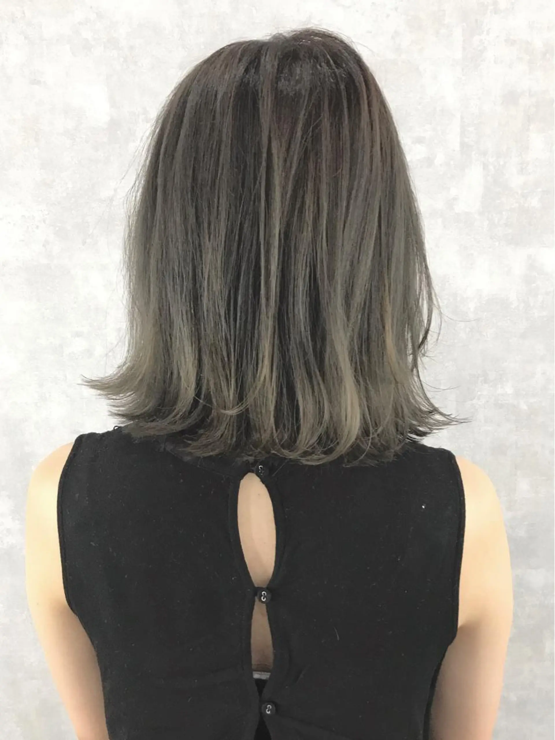 ミディアム カラー ハイライトカラー ハイライト TOMOYAレイヤー ブリーチ縮毛矯正のヘアスタイル