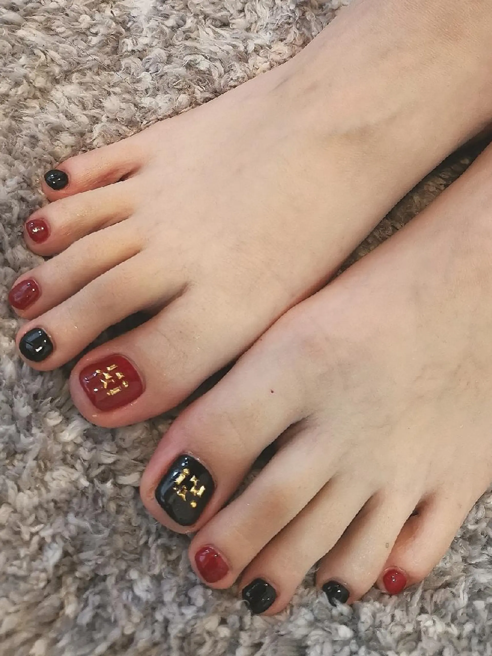 ネイル カラー 赤色 フットネイル 人気エリア💖完全個室【ルリエ】所属・ネイルサロン Lelienルリエのネイルデザイン