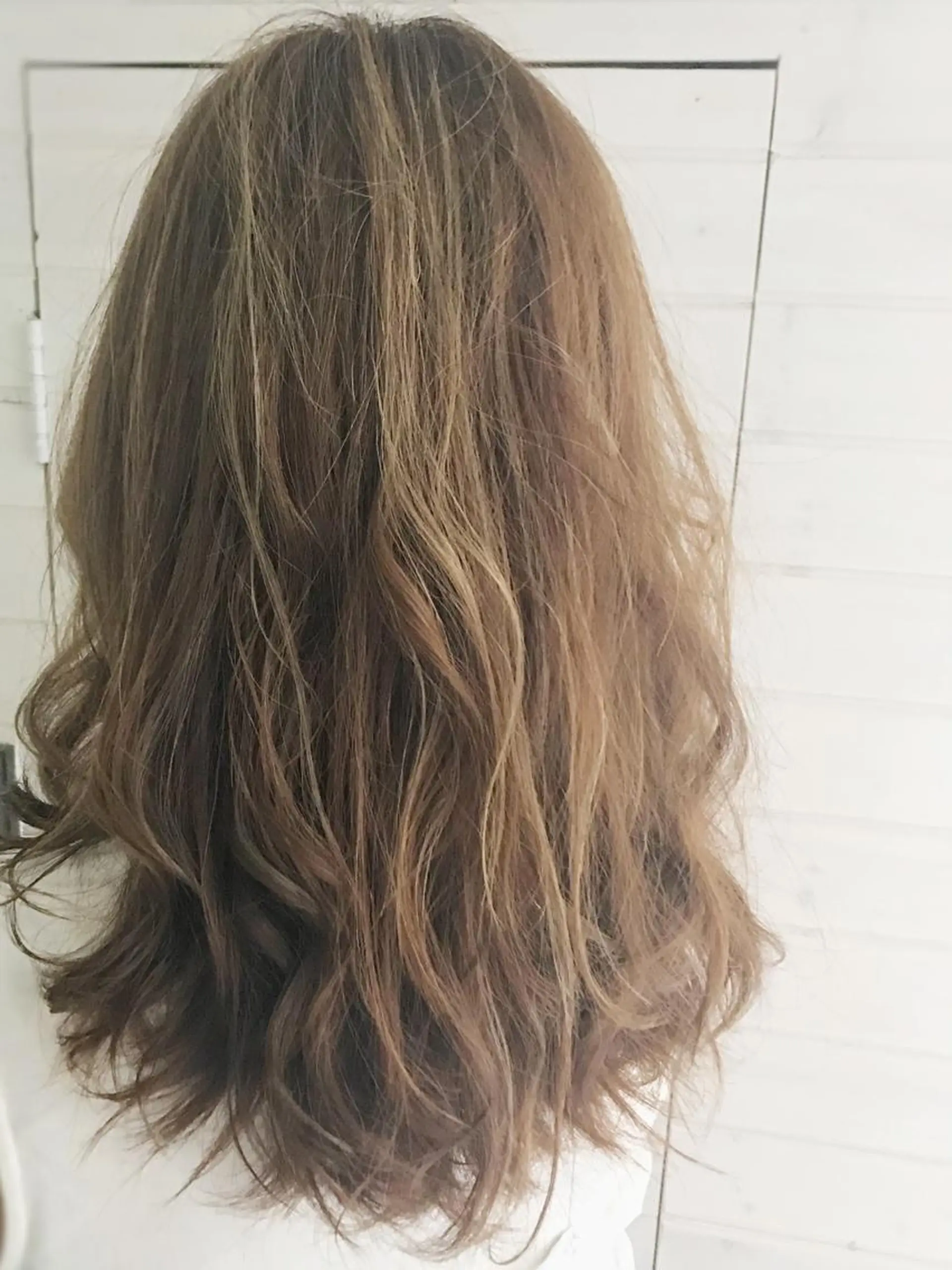 ロング カラー アッシュ ベージュカラー ハイライトカラー ハイライト OZAWAYA所属・小沢 佑次のヘアスタイル