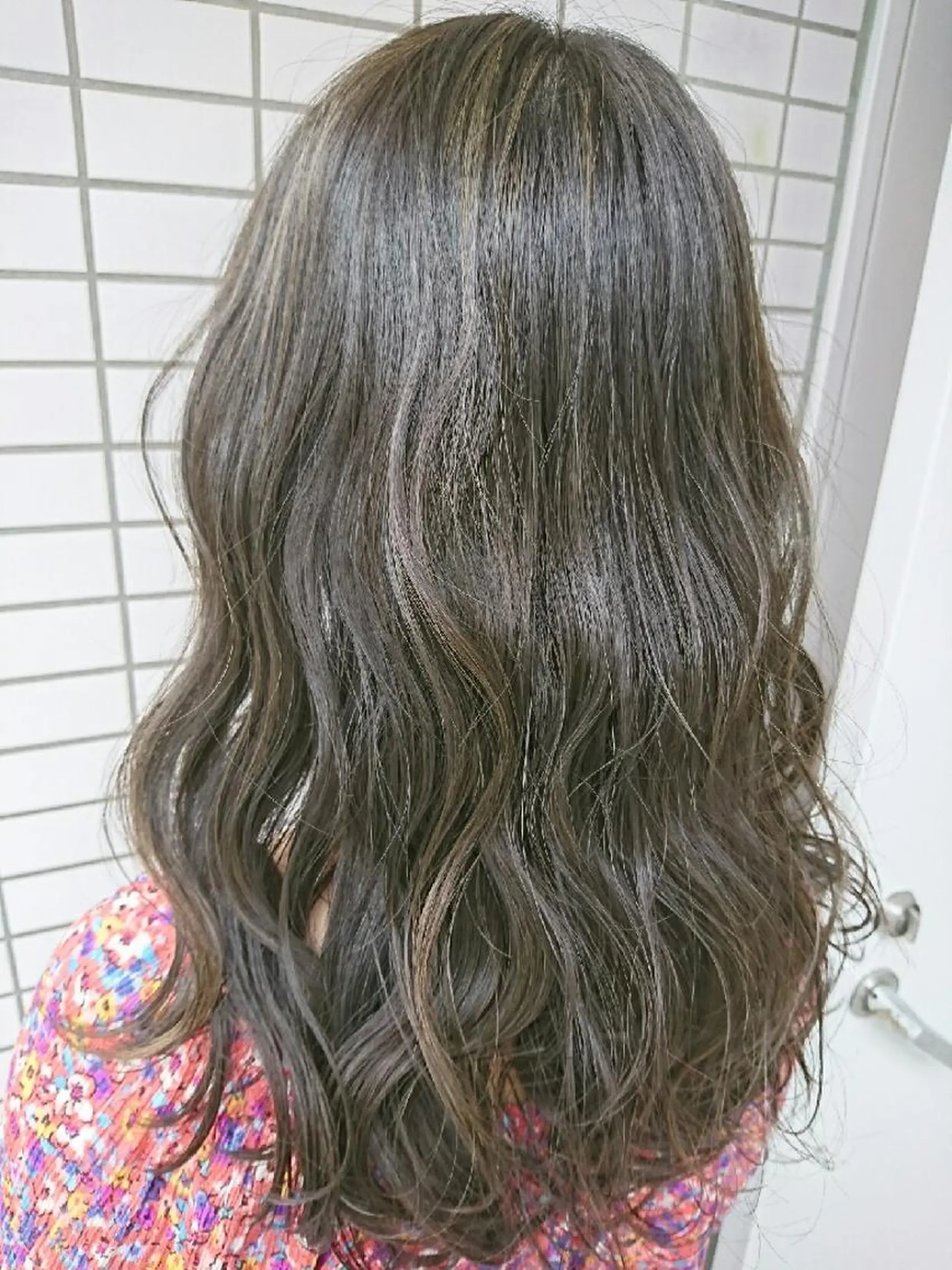 ミディアム カラー ヘアアレンジ グレージュ ハイライトカラー ハイライト 遠藤 拓馬のヘアスタイル