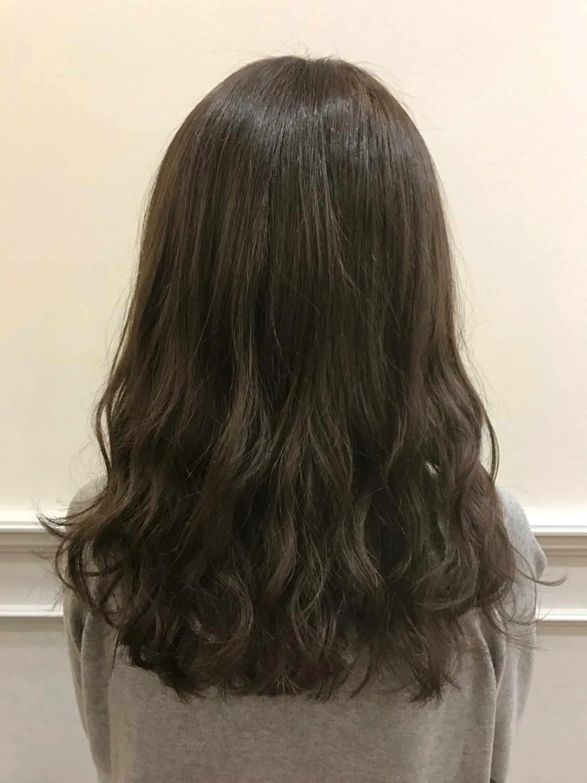 セミロング カラー グレージュ ひろせ かなのヘアスタイル