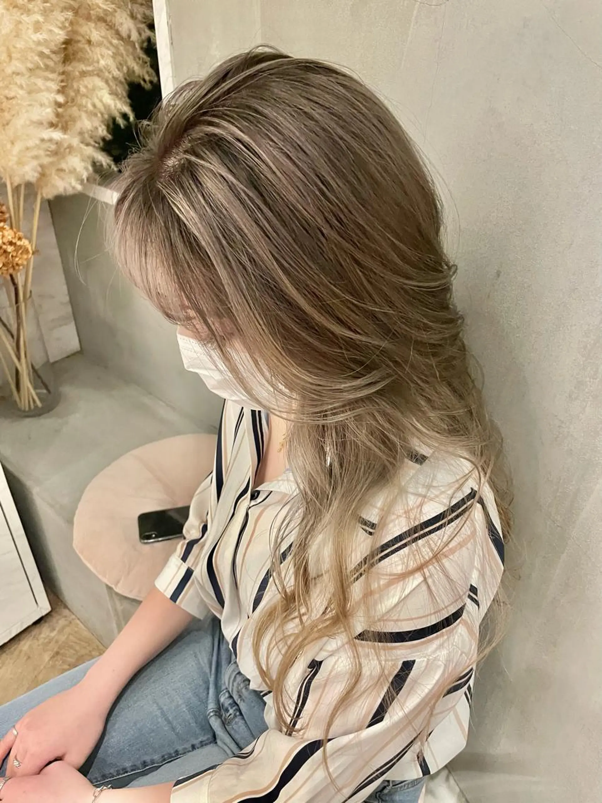 セミロング 白いハイライト🤍 タナカリョウスケのヘアスタイル