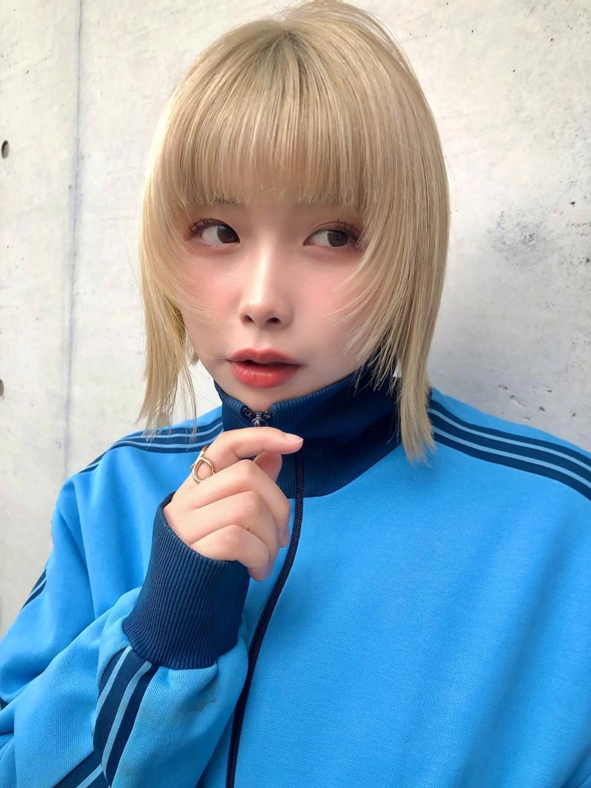 ミディアム カラー ハイトーンカラー ボブ 顔まわりレイヤー レイヤーカット 外ハネヘア カット ヘアカラー トリートメント トレンドヘア🌿 chinariのヘアスタイル