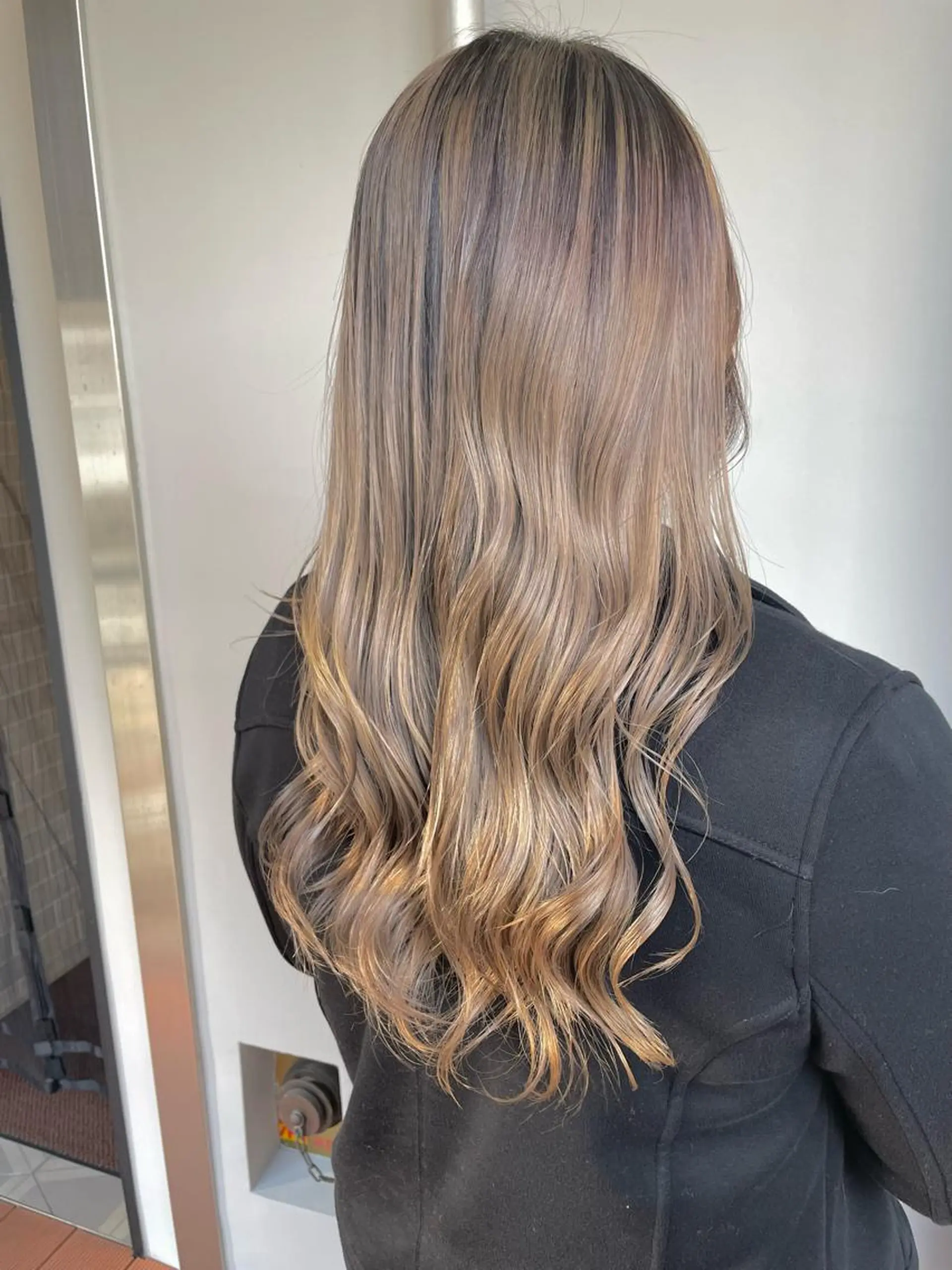 セミロング ヘアカラー トリートメント ブリーチ毛矯正.髪質 改善.髪にドラマをのヘアスタイル