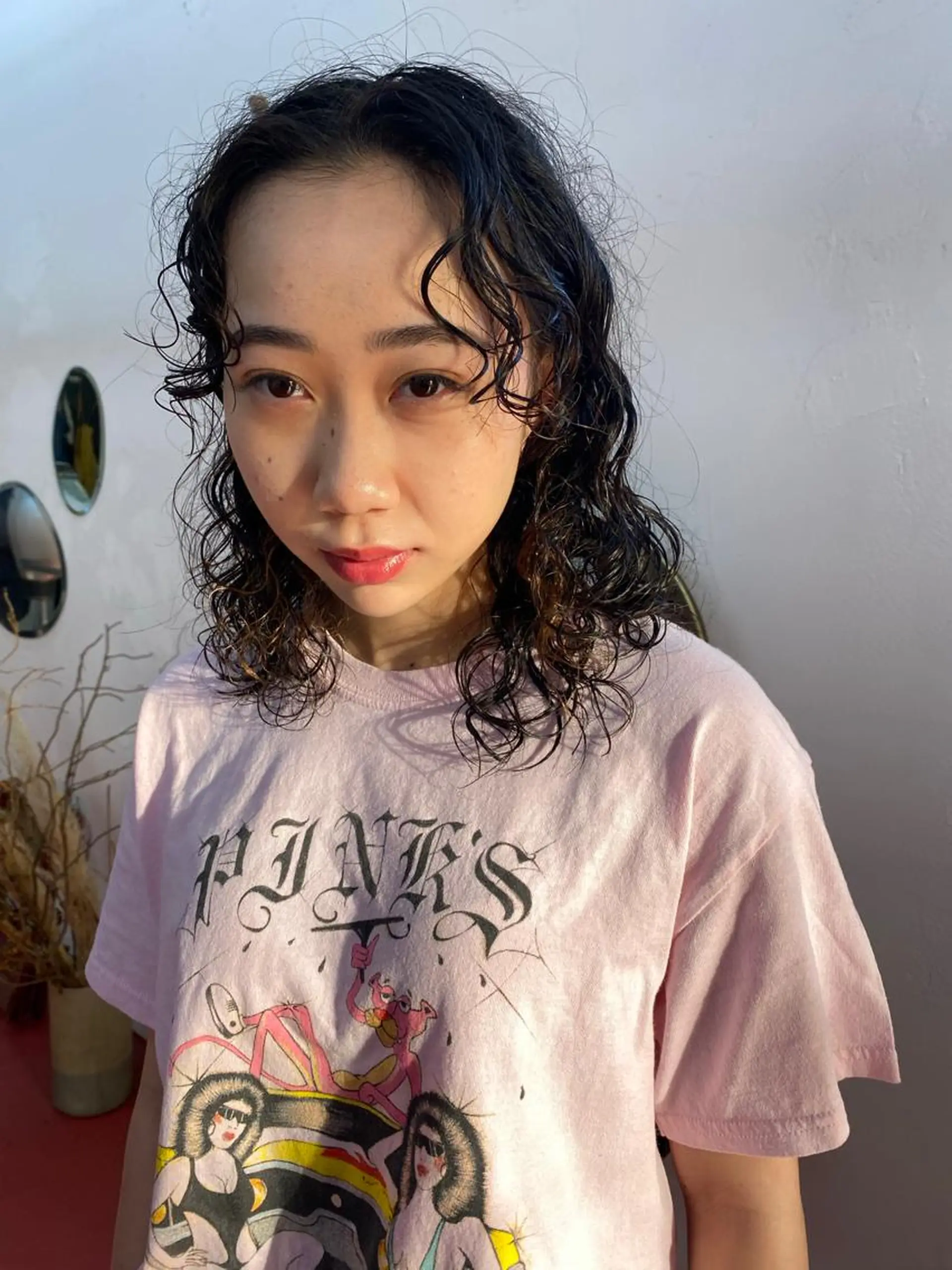 セミロング パーマ qiie/ワンカラー インナーカラーのヘアスタイル