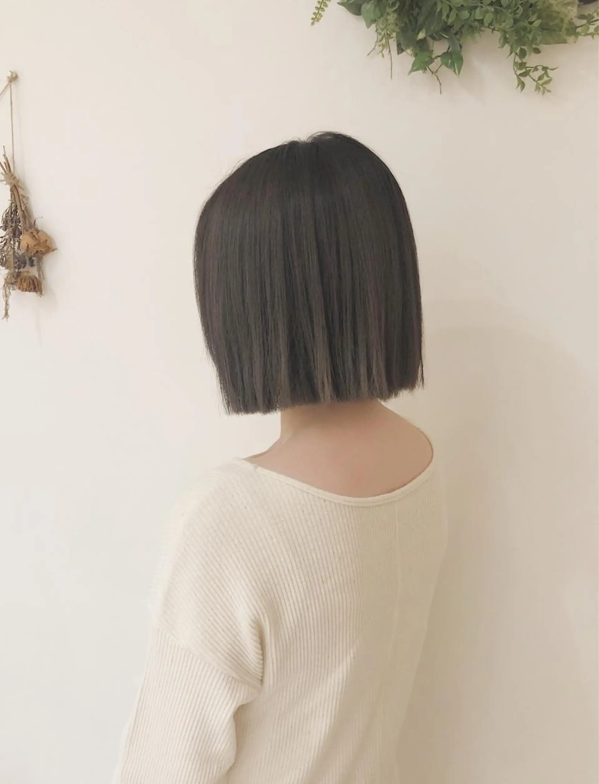 ショート カラー パーマ ヘアアレンジ 切りっぱなしボブ ブリーチ グレージュ ミルクティーグレージュ ボブ カット トリートメント 【ツヤ髪美容師】 ツダケイスケのヘアスタイル