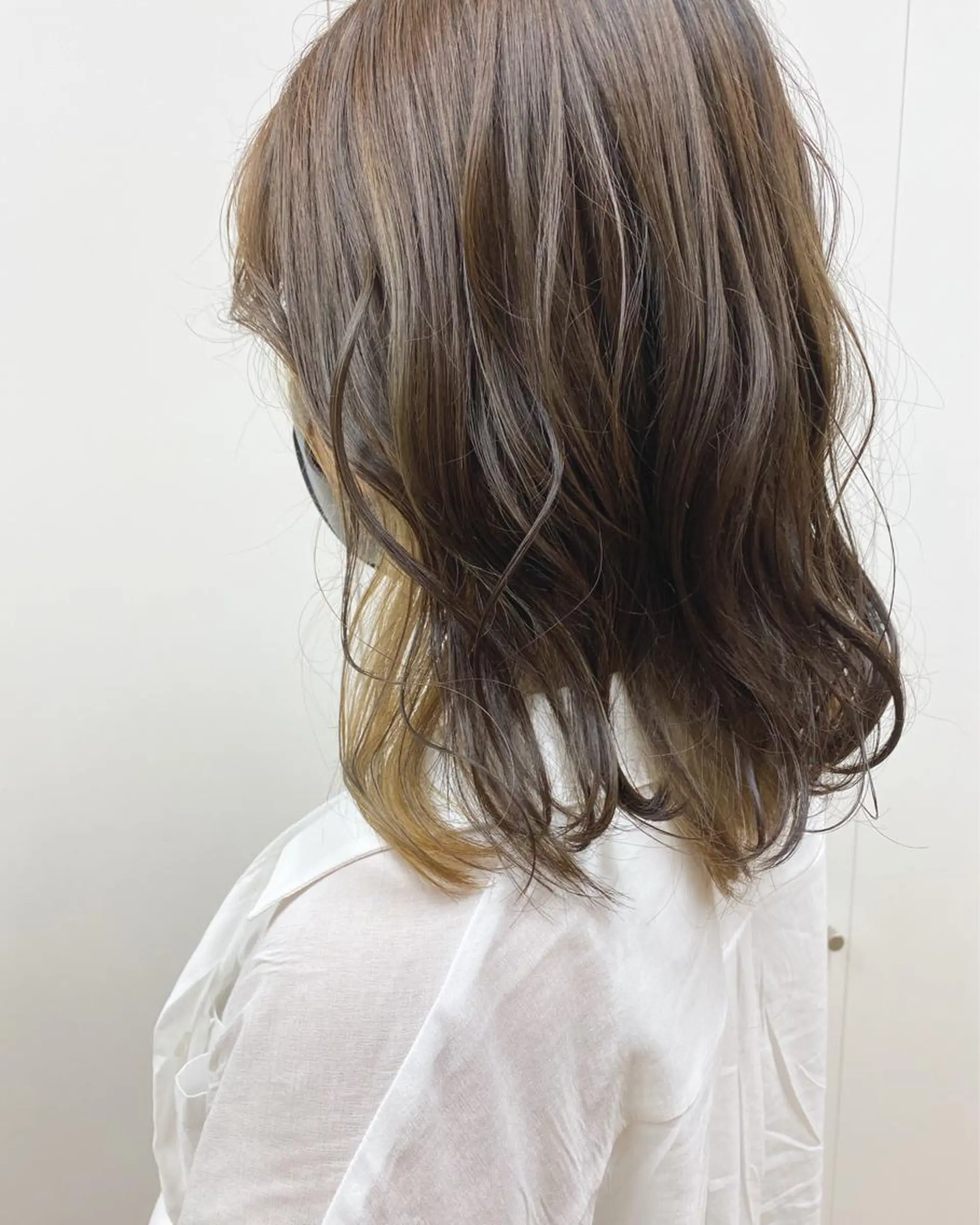 ロング カラー ベージュカラー インナーカラー ミルクティーベージュ アクイールグラッセ 滝村鈴夏のヘアスタイル