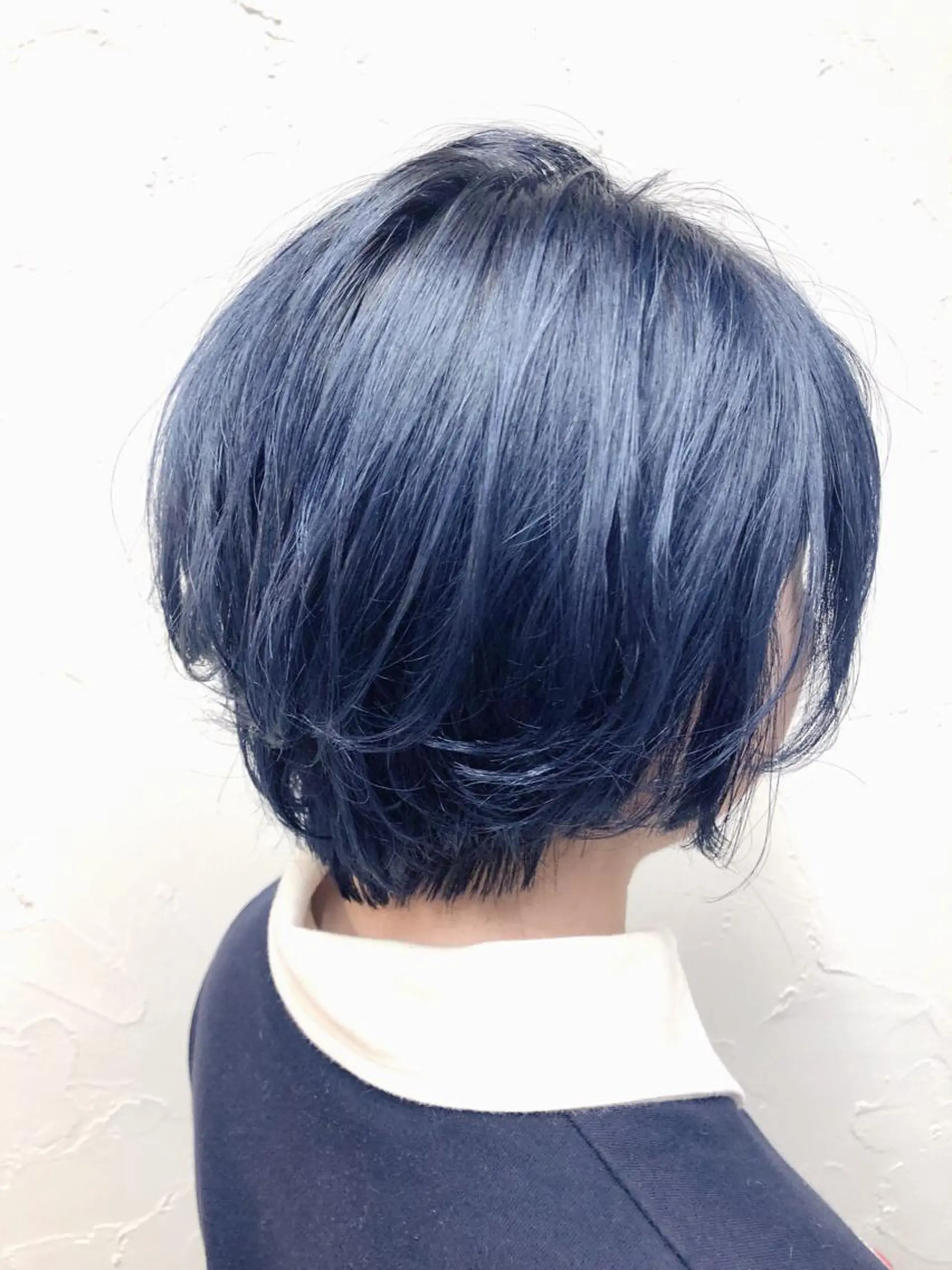 ショート カラー ブリーチ ブルーカラー ネイビーカラー ショートヘア 髪質改善/レイヤー ストウシンゴのヘアスタイル