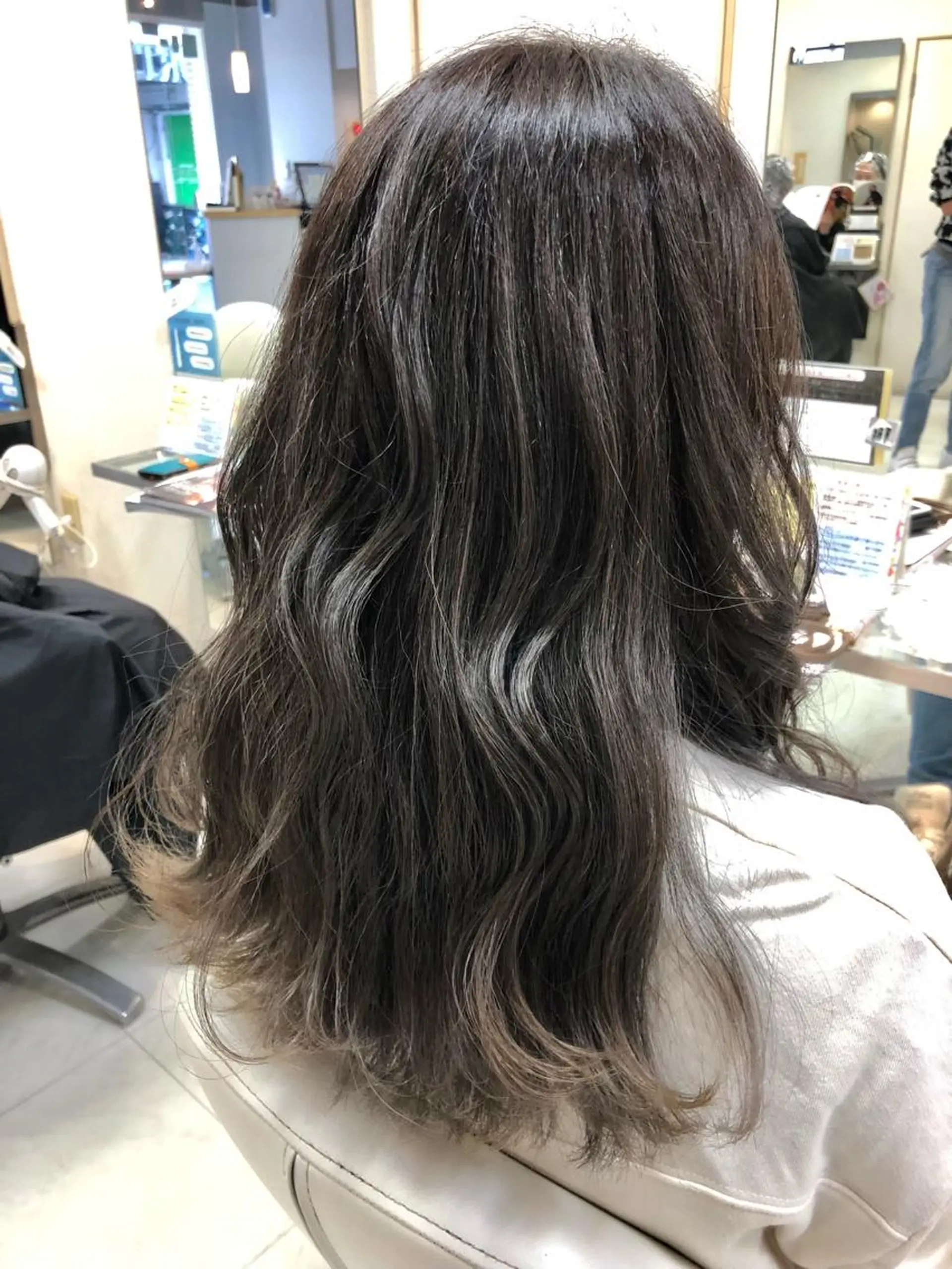 セミロング ハイライト ヘアカラー 阿部 美咲のヘアスタイル