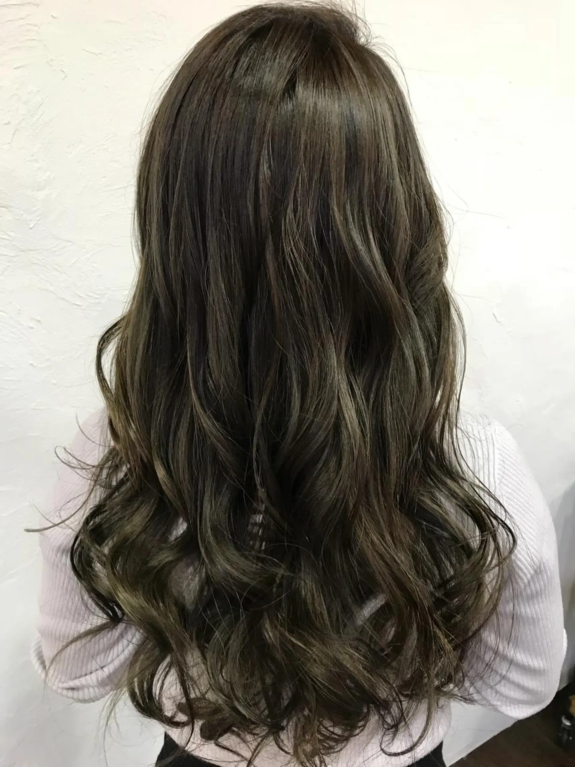 ロング カラー グレージュ 伊藤 優希のヘアスタイル