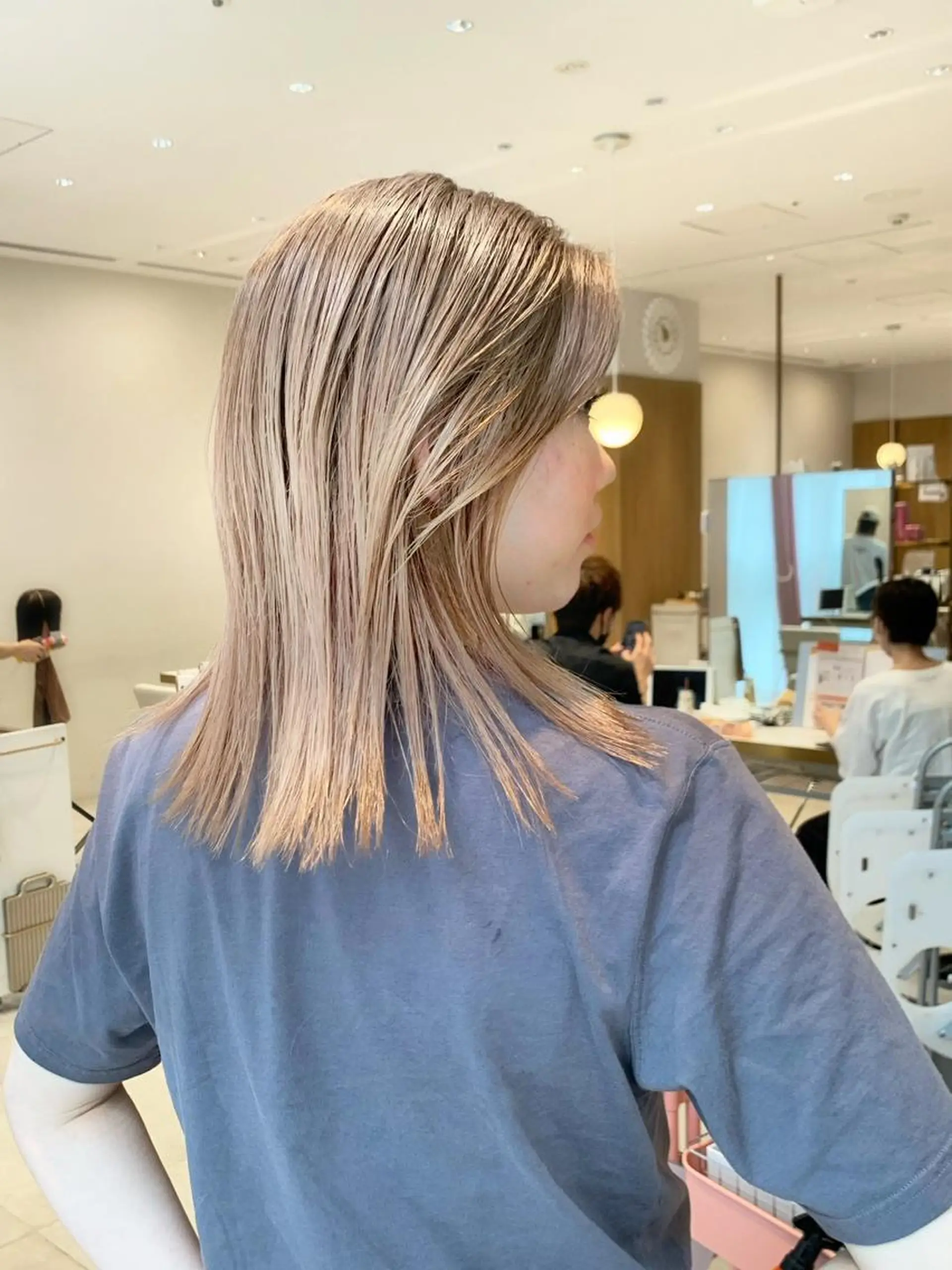 ミディアム カラー ベージュカラー 透明感カラー グレージュ ボブ ヘアカラー トリートメント ヘアセット レイヤー専門家 ダブルカラー修のヘアスタイル