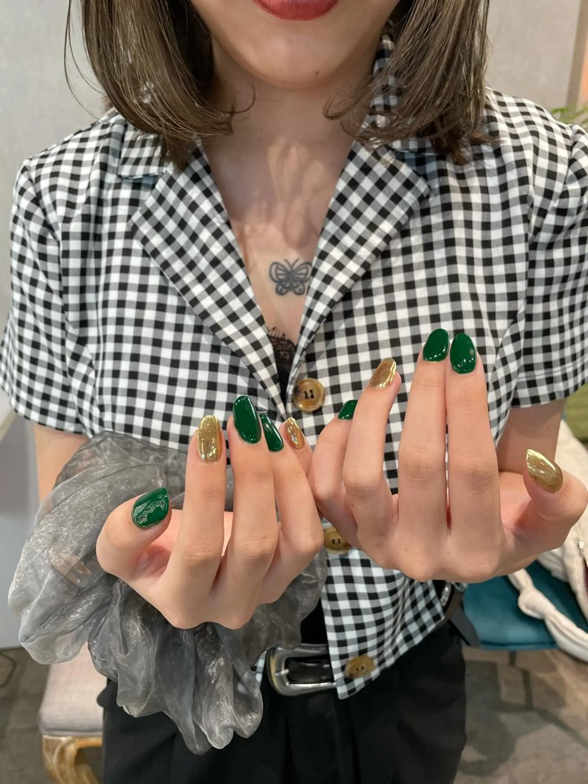 ネイル ゴールド グリーン ミラーネイル ハンドネイル ナチュラル透明感🌱 小山美樹子のヘアスタイル