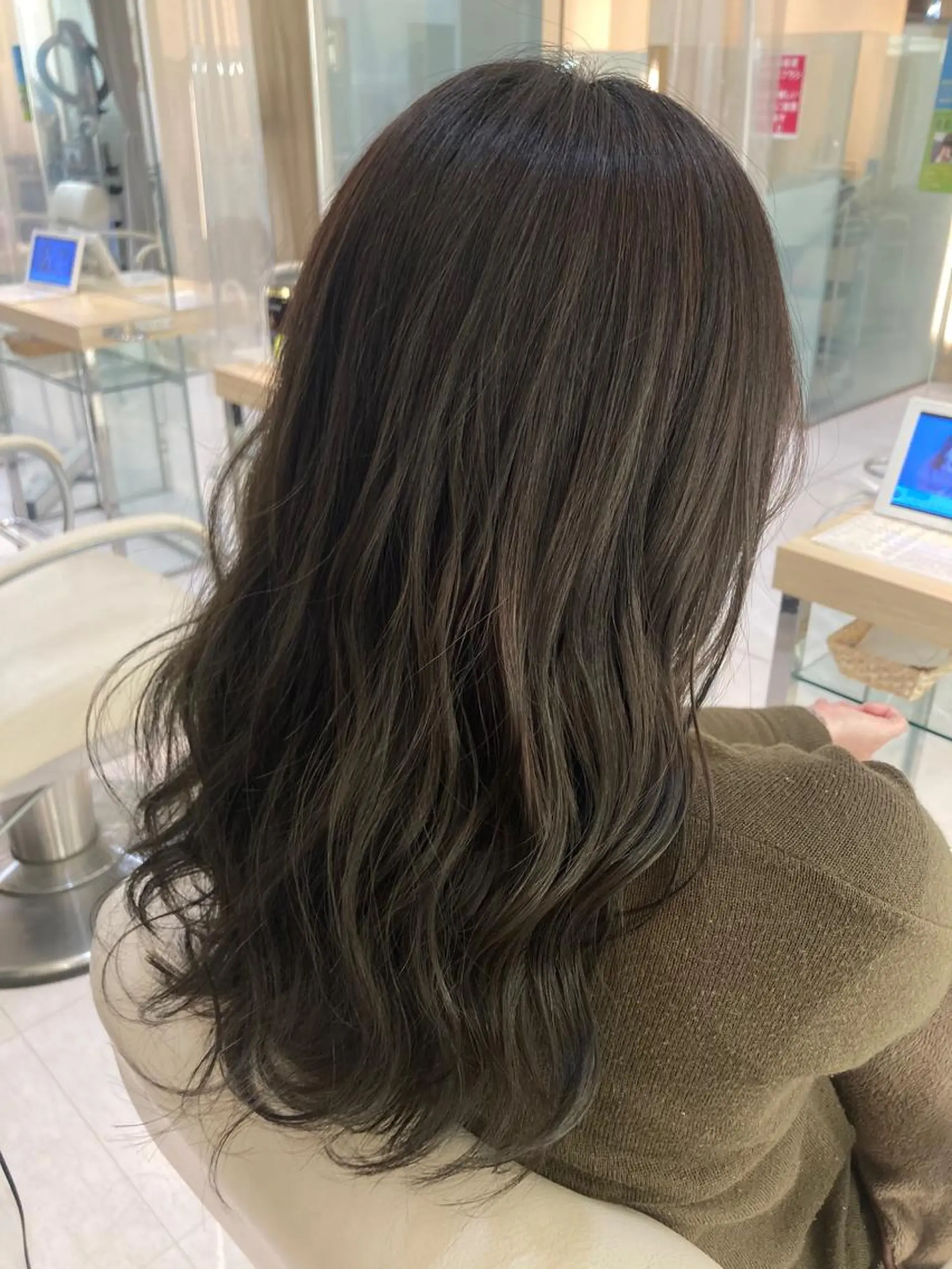 ロング カラー アッシュ オリーブカラー 後藤 瑞季のヘアスタイル