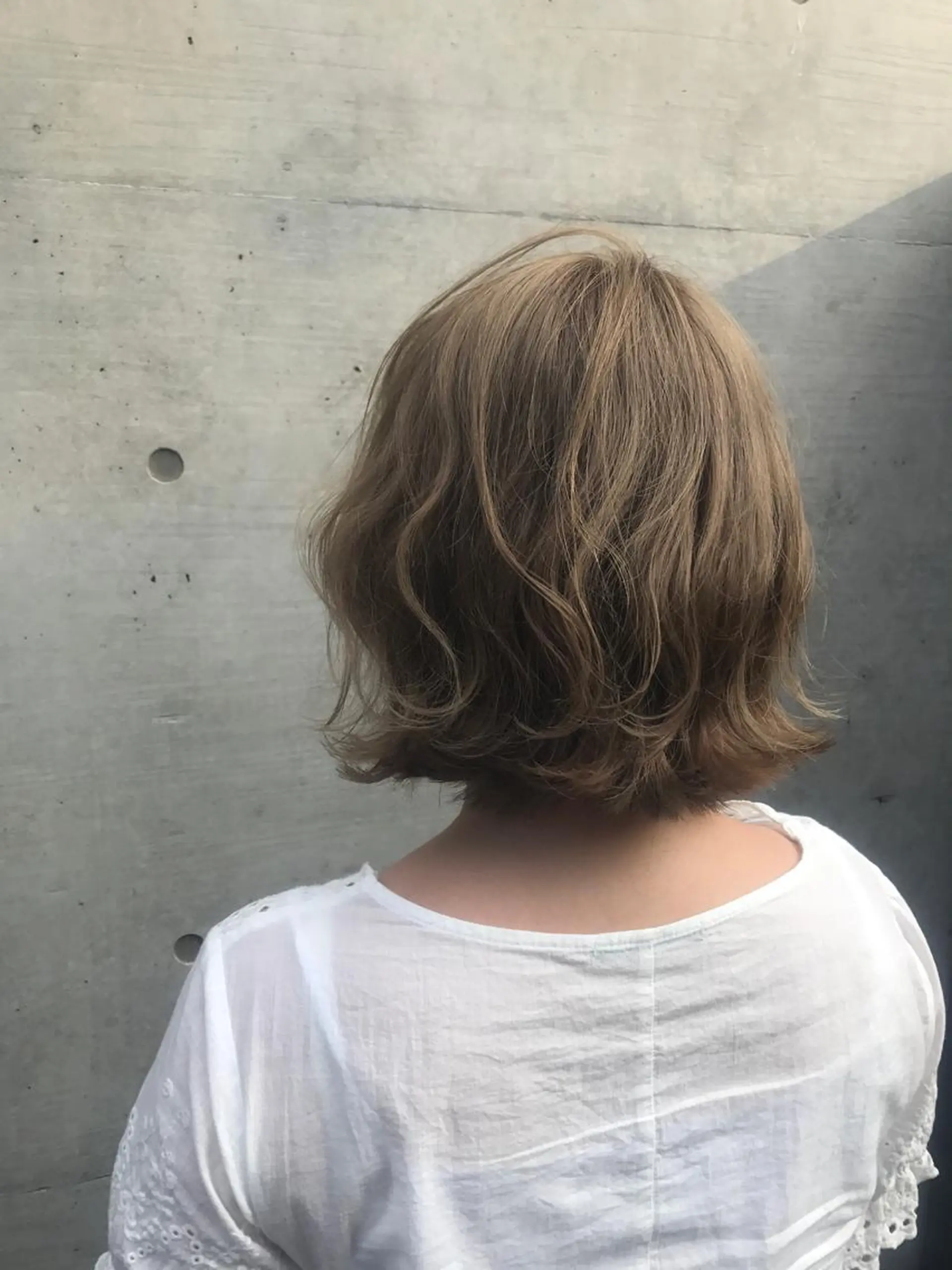 ミディアム カラー 切りっぱなしボブ アッシュ ベージュカラー ボブ 外ハネヘア ていねい技術No.1 🌈諏訪 健太のヘアスタイル