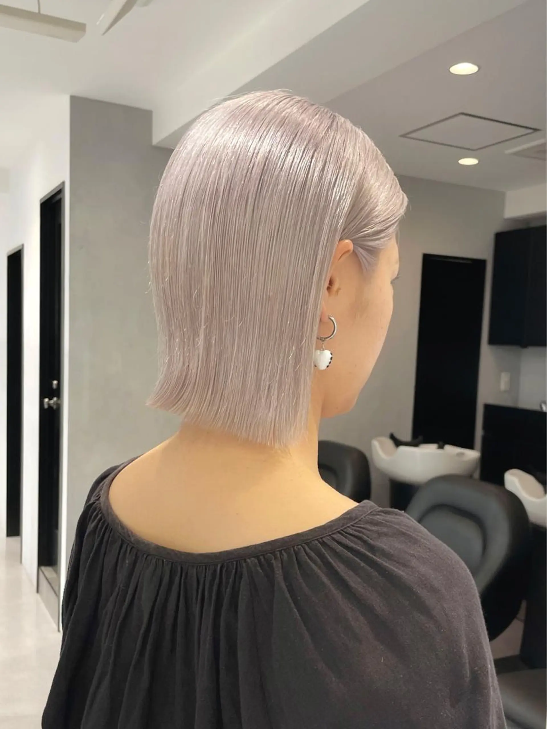 ショート カラー 切りっぱなしボブ ハイトーンカラー ボブ カット ヘアカラー トリートメント ヘアセット メンズ特化 パーマ/オザワのヘアスタイル
