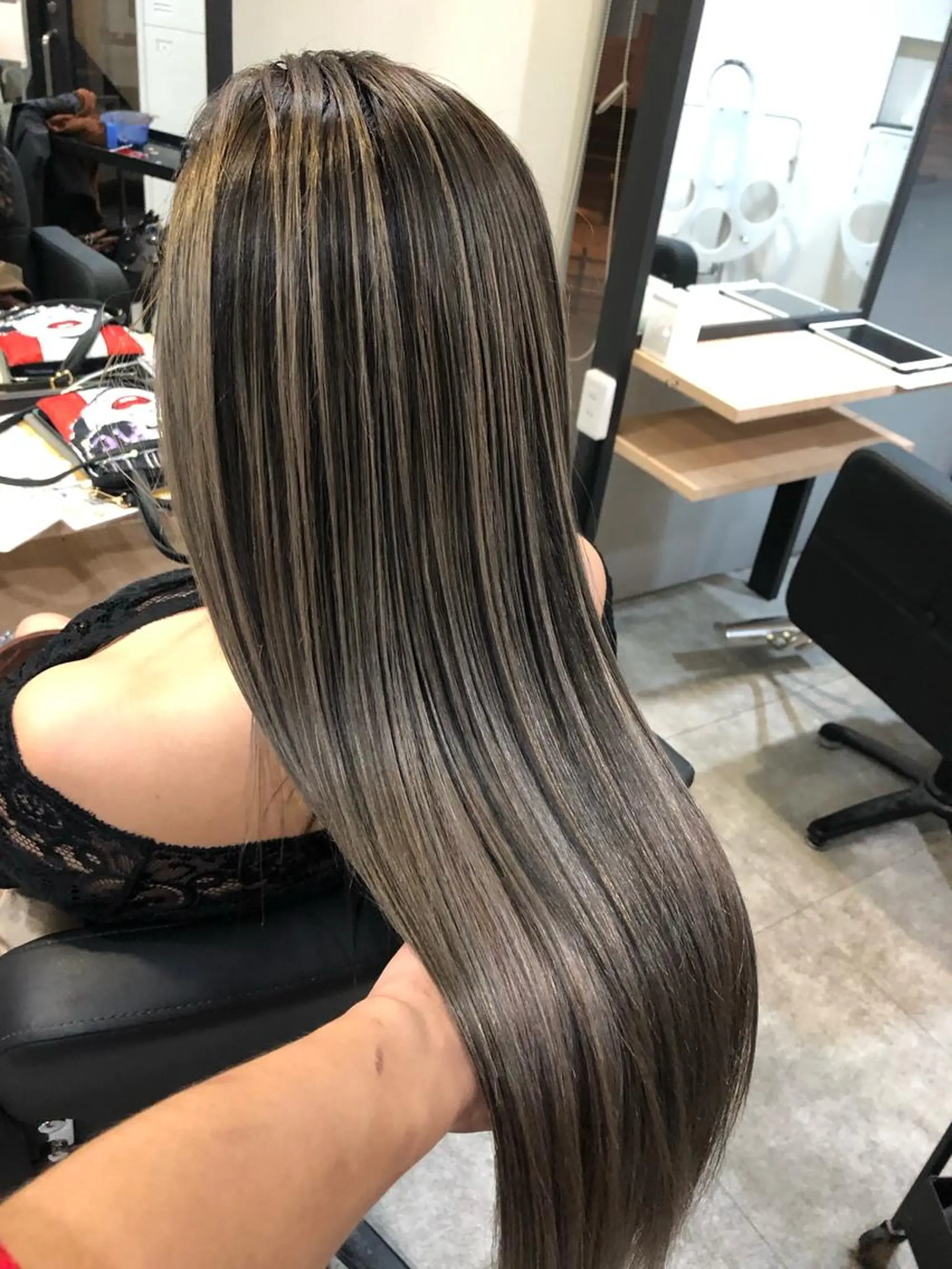 ロング カラー シールエクステ バレイヤージュ ブリーチ エクステ レイヤーカット づまさん カラーエクステ難波のヘアスタイル