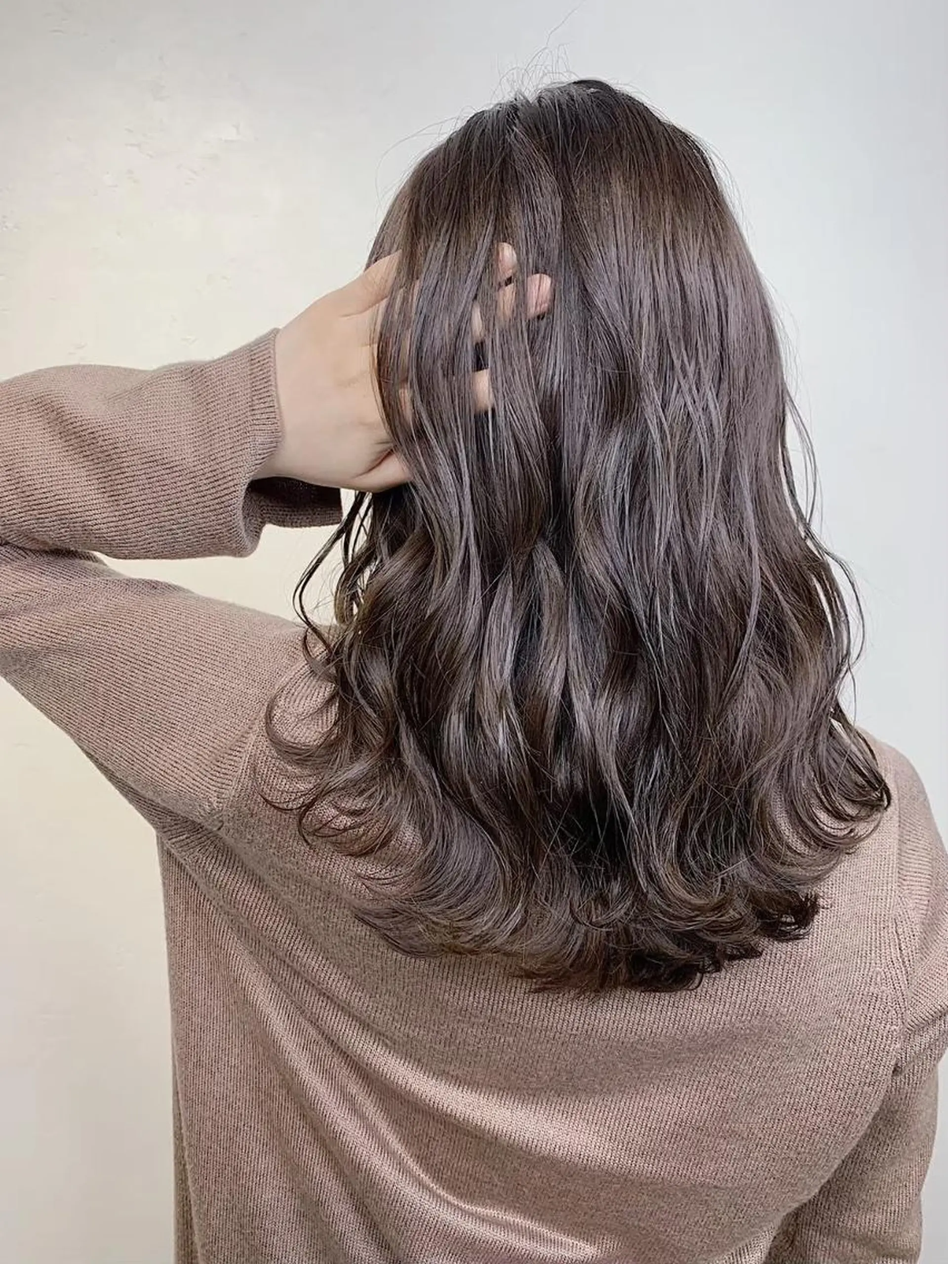 セミロング ボブ 斜めバング 外国人風カラー 伸ばしかけ ハイライト _WHITE鳳店 アンダーバーホワイトのヘアスタイル