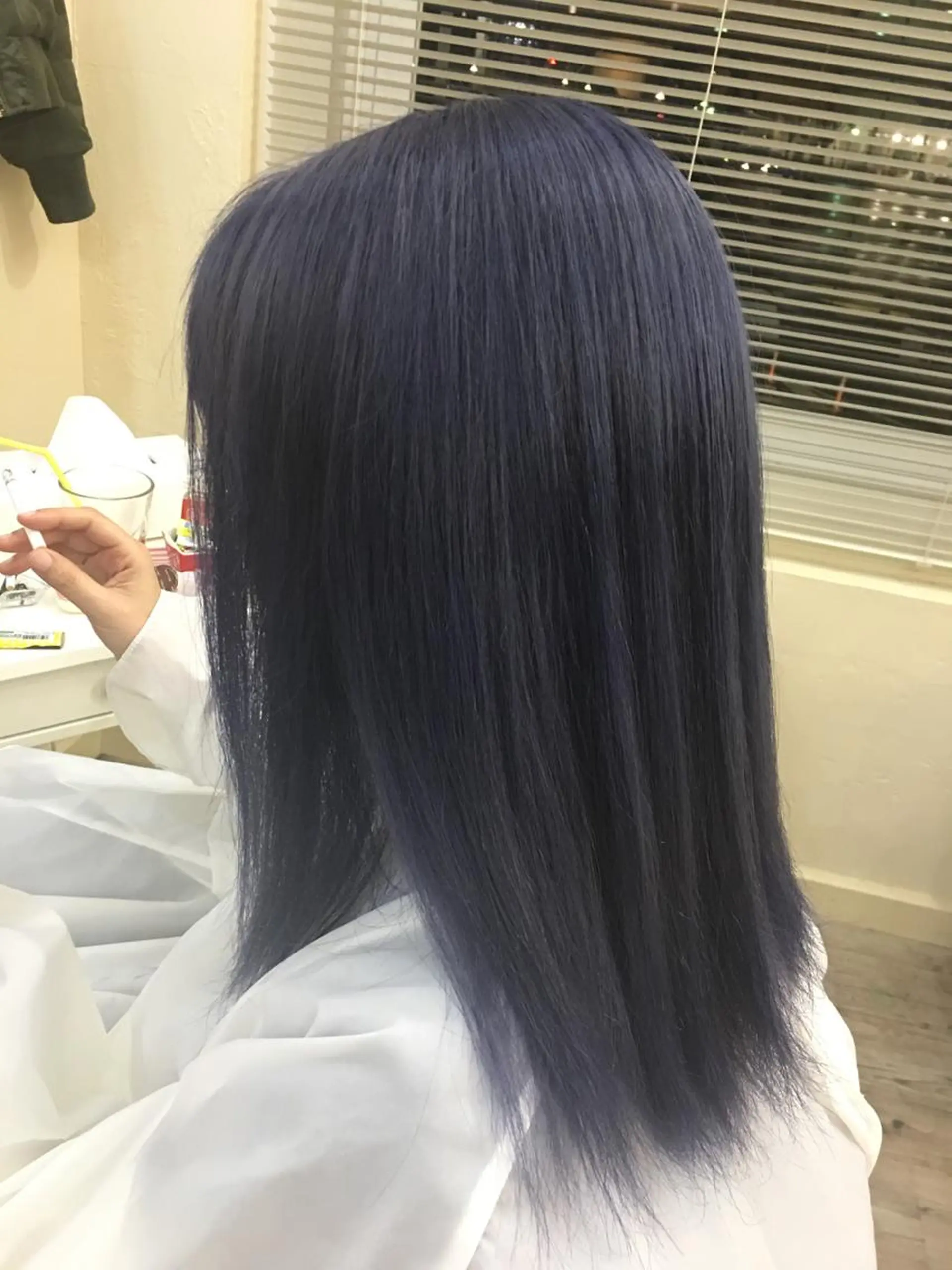 セミロング カラー ブリーチ ブルーカラー ブルーバイオレット バイオレットカラー 鶴見 和美のヘアスタイル