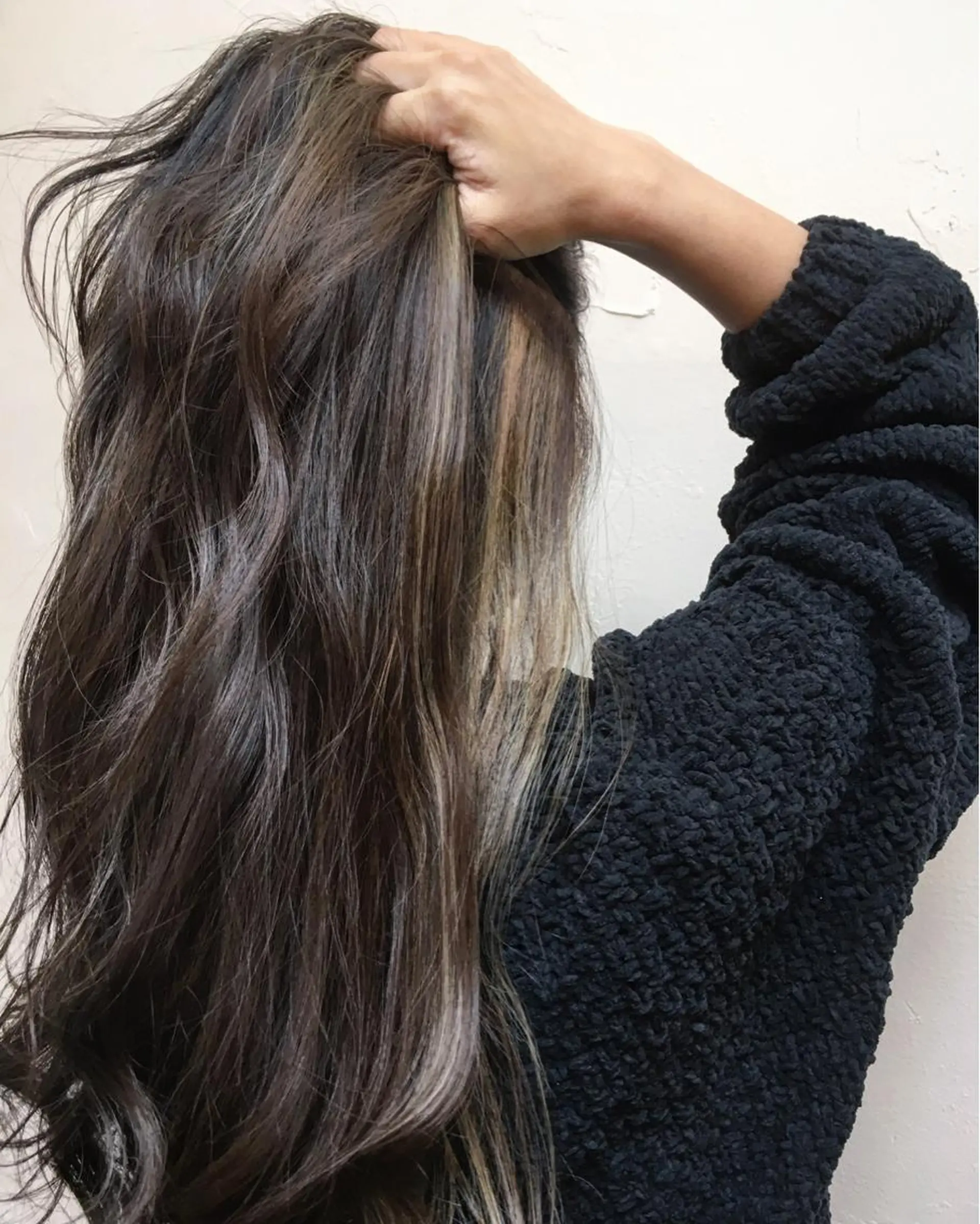 ロング カラー アッシュ ハイライトカラー 顔周りカット ハイライト luve heart's And Be  minamisemba所属・脇坂 佳世の眉毛・アイブロウイメージ