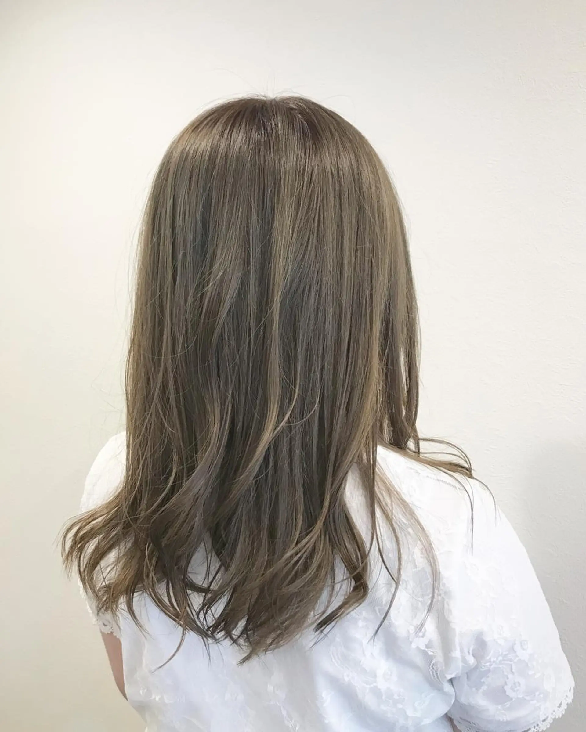 セミロング カラー グレージュ ハイライトカラー ハイライト エイトウメダ 店長　稲尾友則のヘアスタイル