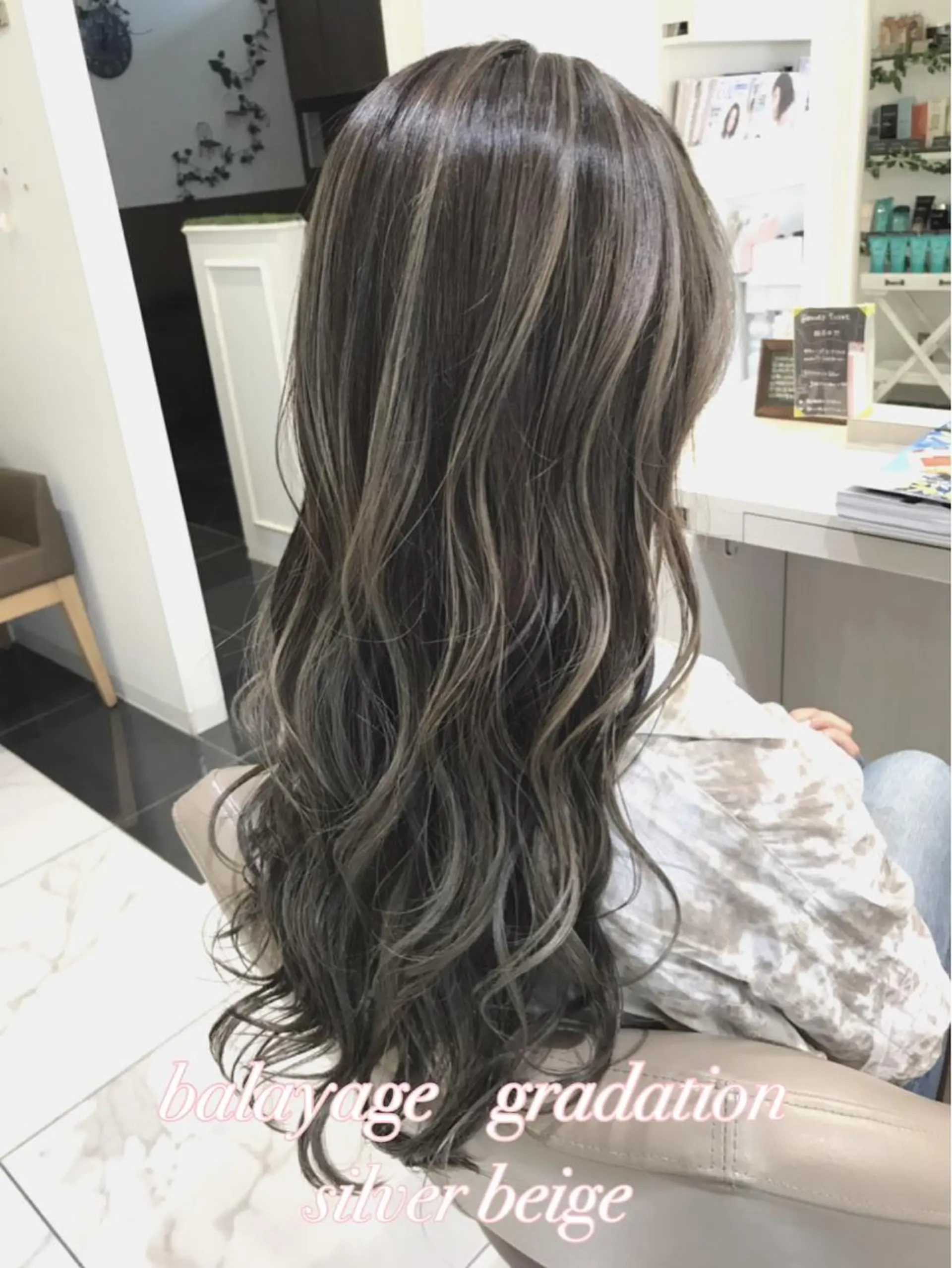 ロング カラー バレイヤージュ ベージュカラー グラデーションカラー シアーベージュ レイヤーカット カット ヘアカラー 山崎俊輔/髪質改善 /バレイヤージュのヘアスタイル