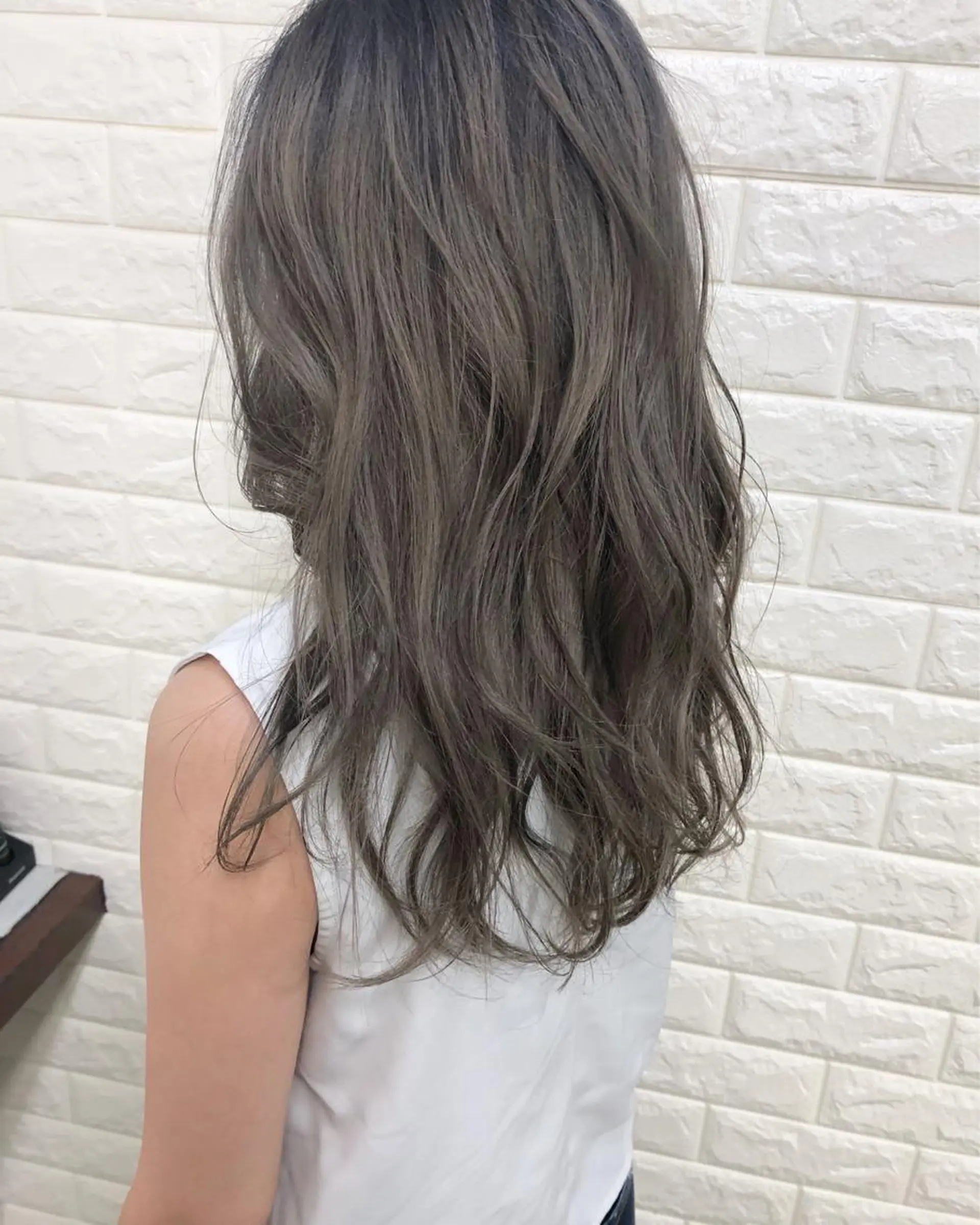 セミロング カラー アッシュ ベージュカラー ブリーチ ケアブリーチ ヘアカラー トリートメント famille所属・famille ファミーユのヘアスタイル