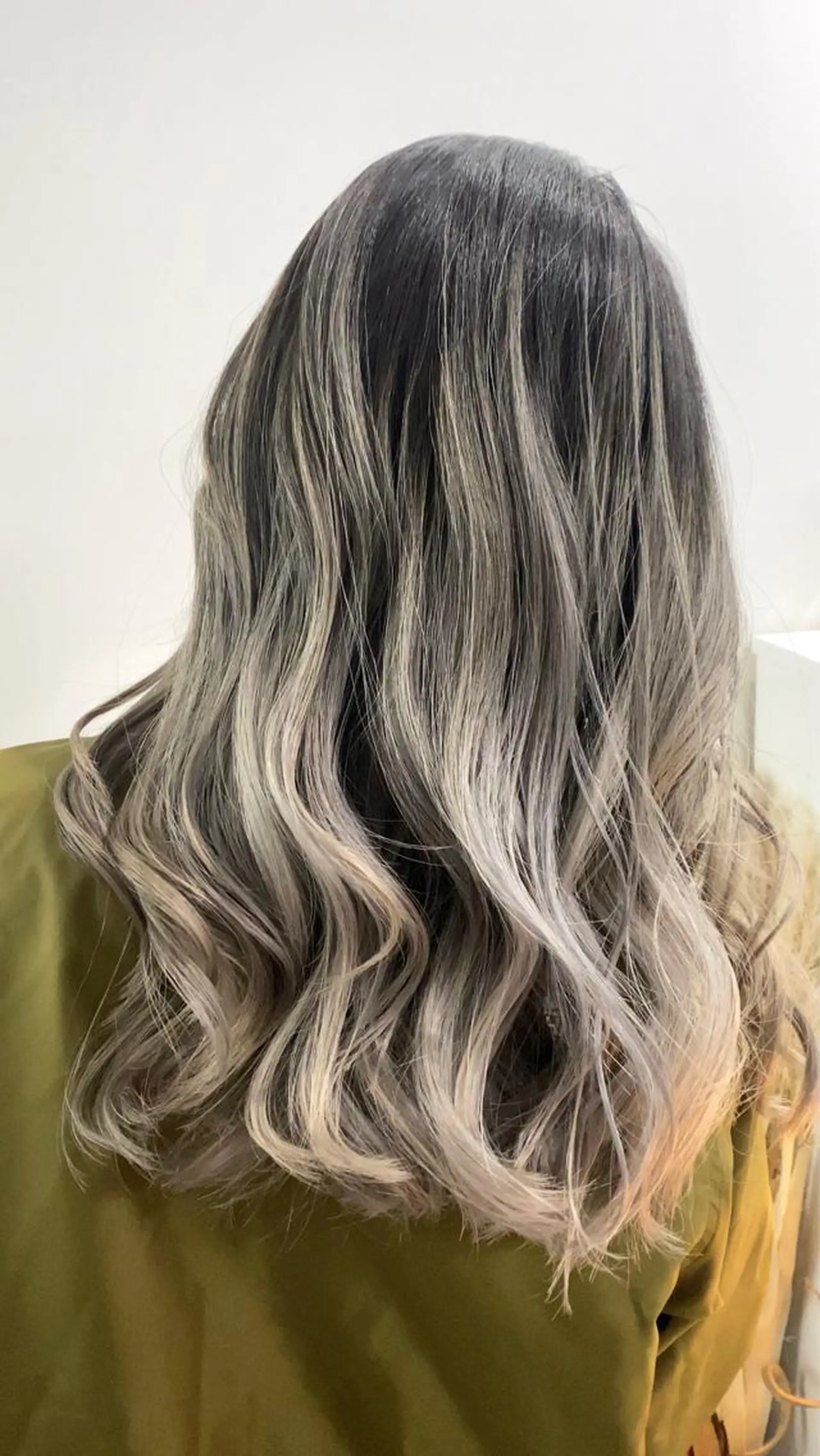 ミディアム カラー カット ヘアカラー トリートメント youres hair 新宿三丁目所属・髪質改善カラー、美髪 トリートメント専門のヘアスタイル